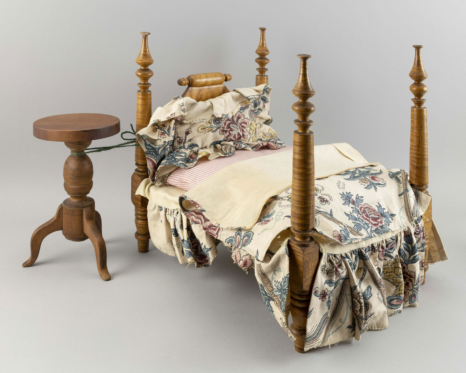 TWO PIECES OF MINIATURE FURNITURE Late 19th Century (1 of 4)