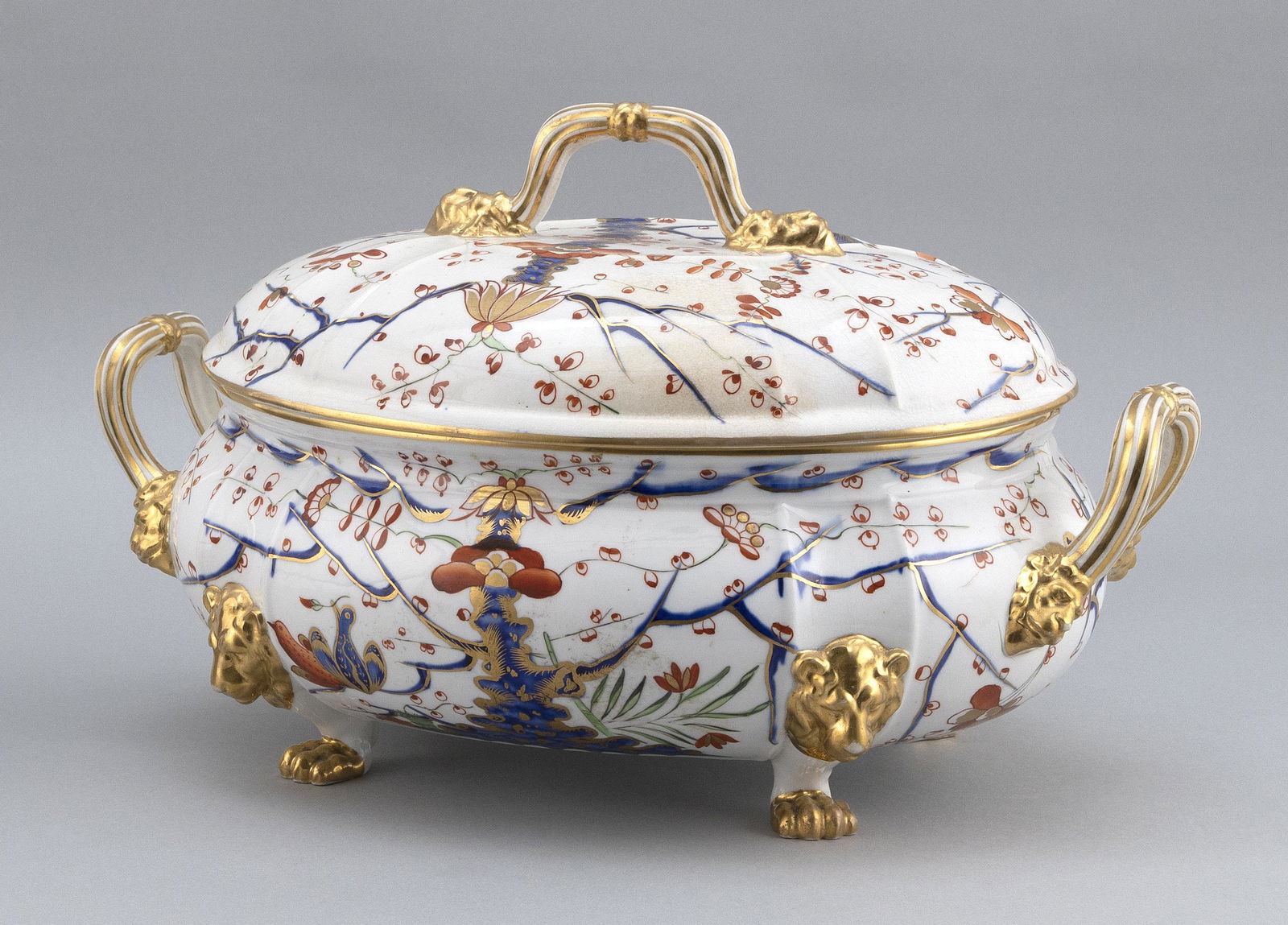 ROYAL CROWN DERBY PORCELAIN COVERED TUREEN IN THE IMARI (1 of 3)