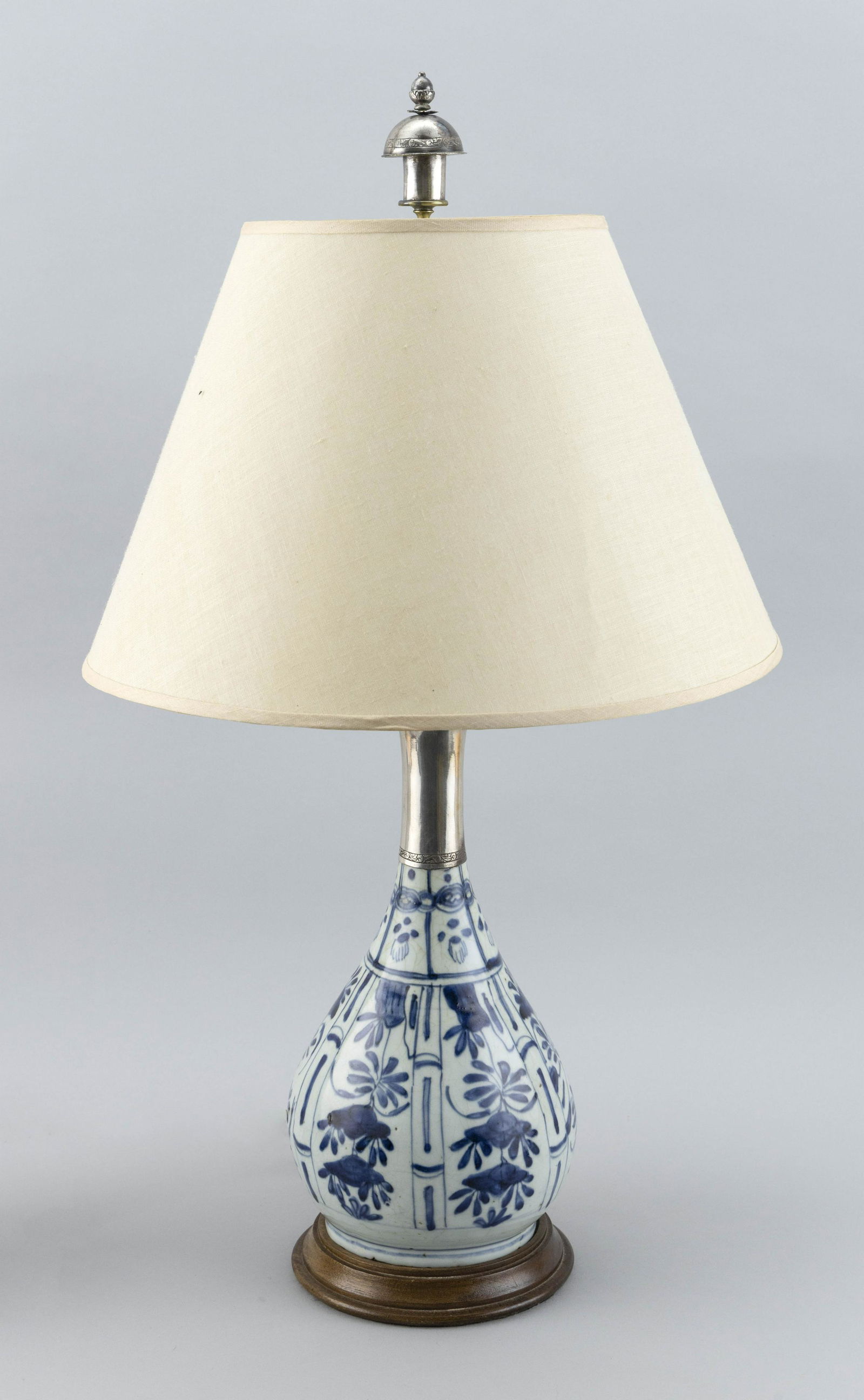 CHINESE BLUE AND WHITE PORCELAIN BOTTLE VASE Ming (1 of 2)