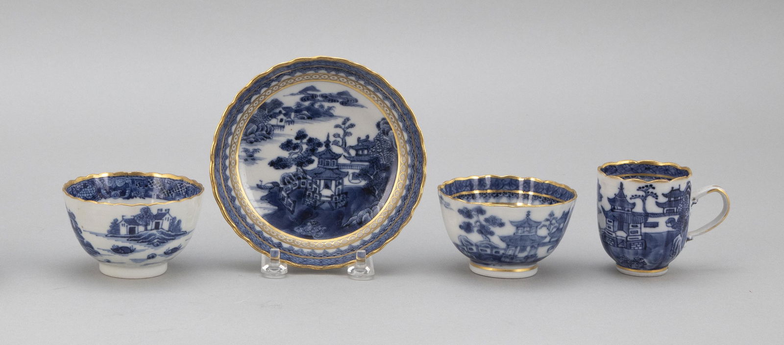 FOUR PIECES OF CHINESE EXPORT BLUE AND WHITE CLOBBERED (1 of 2)