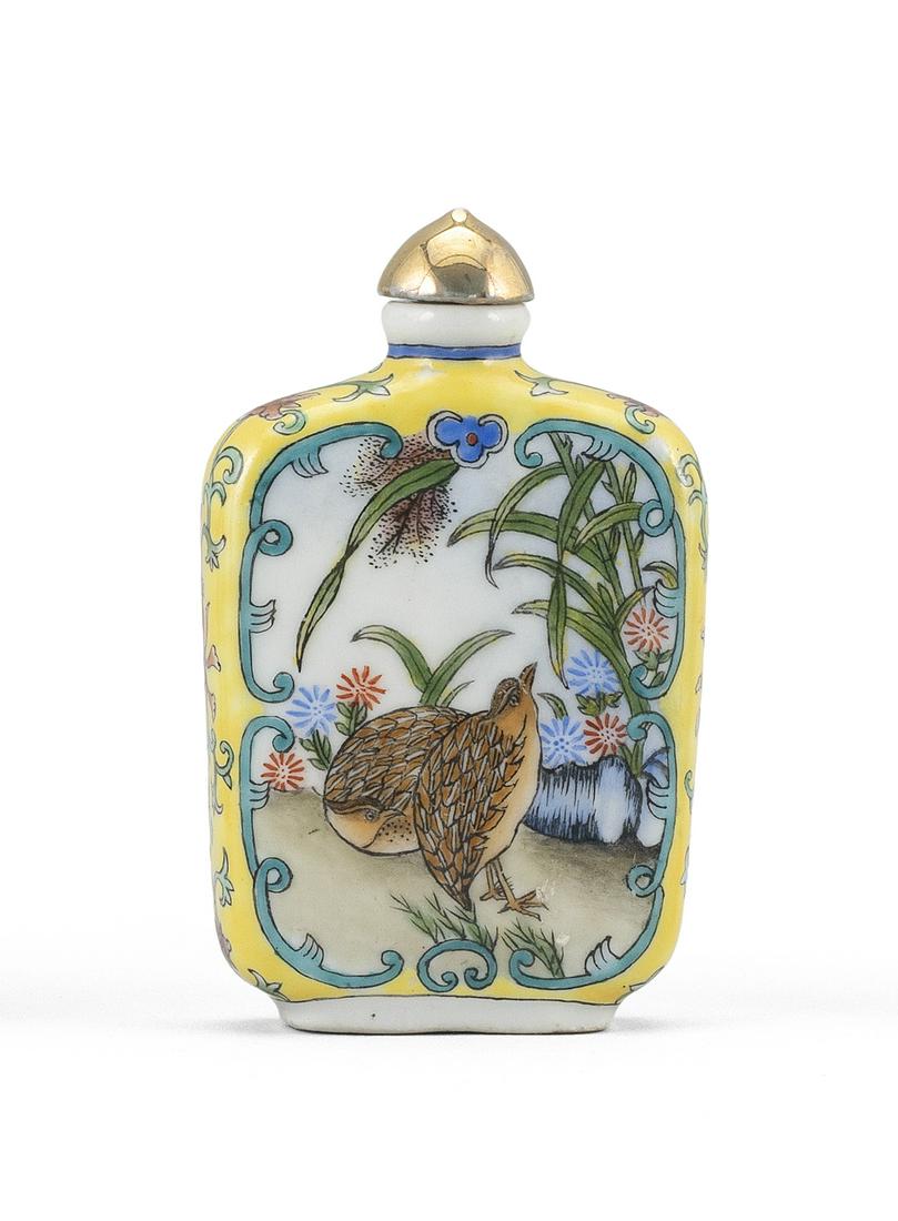 CHINESE FAMILLE JAUNE PORCELAIN SNUFF BOTTLE 20th (1 of 3)