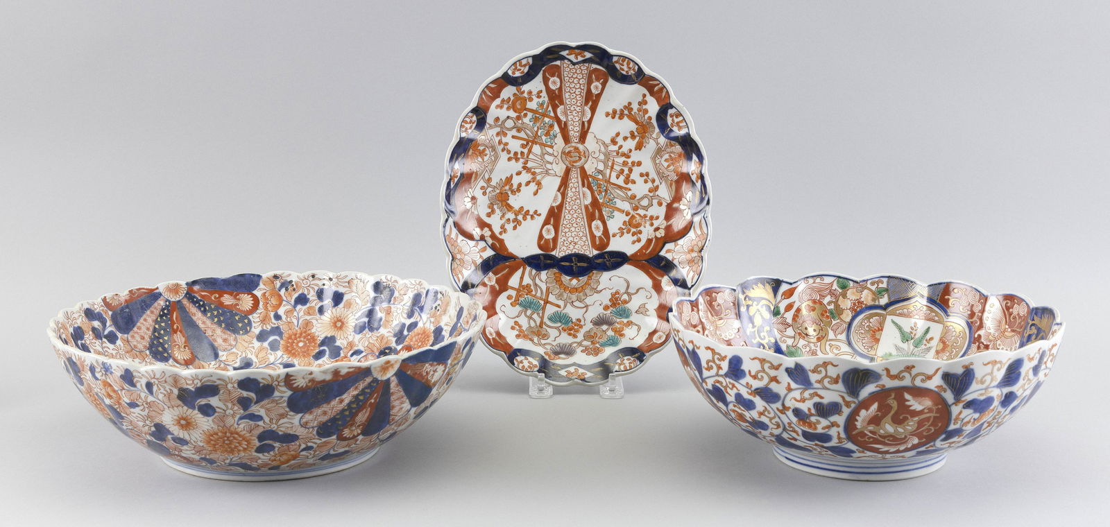 THREE PIECES OF JAPANESE IMARI PORCELAIN Late (1 of 3)