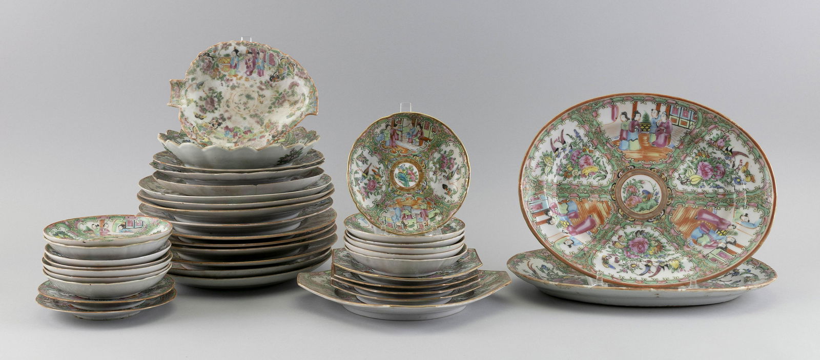 THIRTY-SEVEN PIECES OF CHINESE EXPORT ROSE MEDALLION (1 of 2)