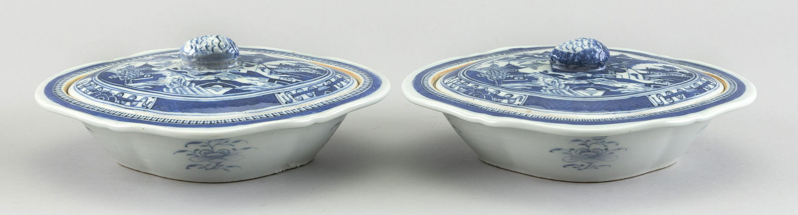 PAIR OF CHINESE EXPORT NANKING PORCELAIN COVERED (1 of 2)