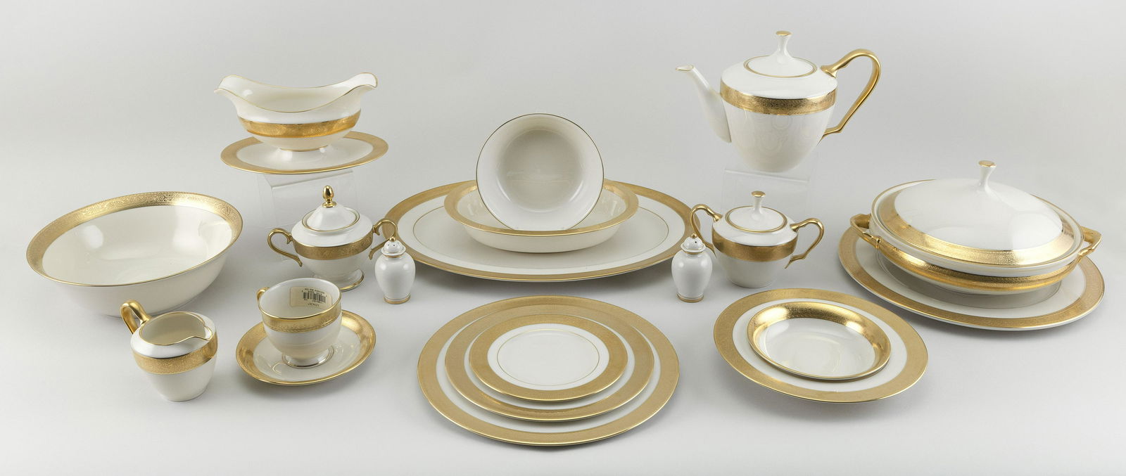 LENOX "WESTCHESTER" PORCELAIN DINNER SERVICE (1 of 3)