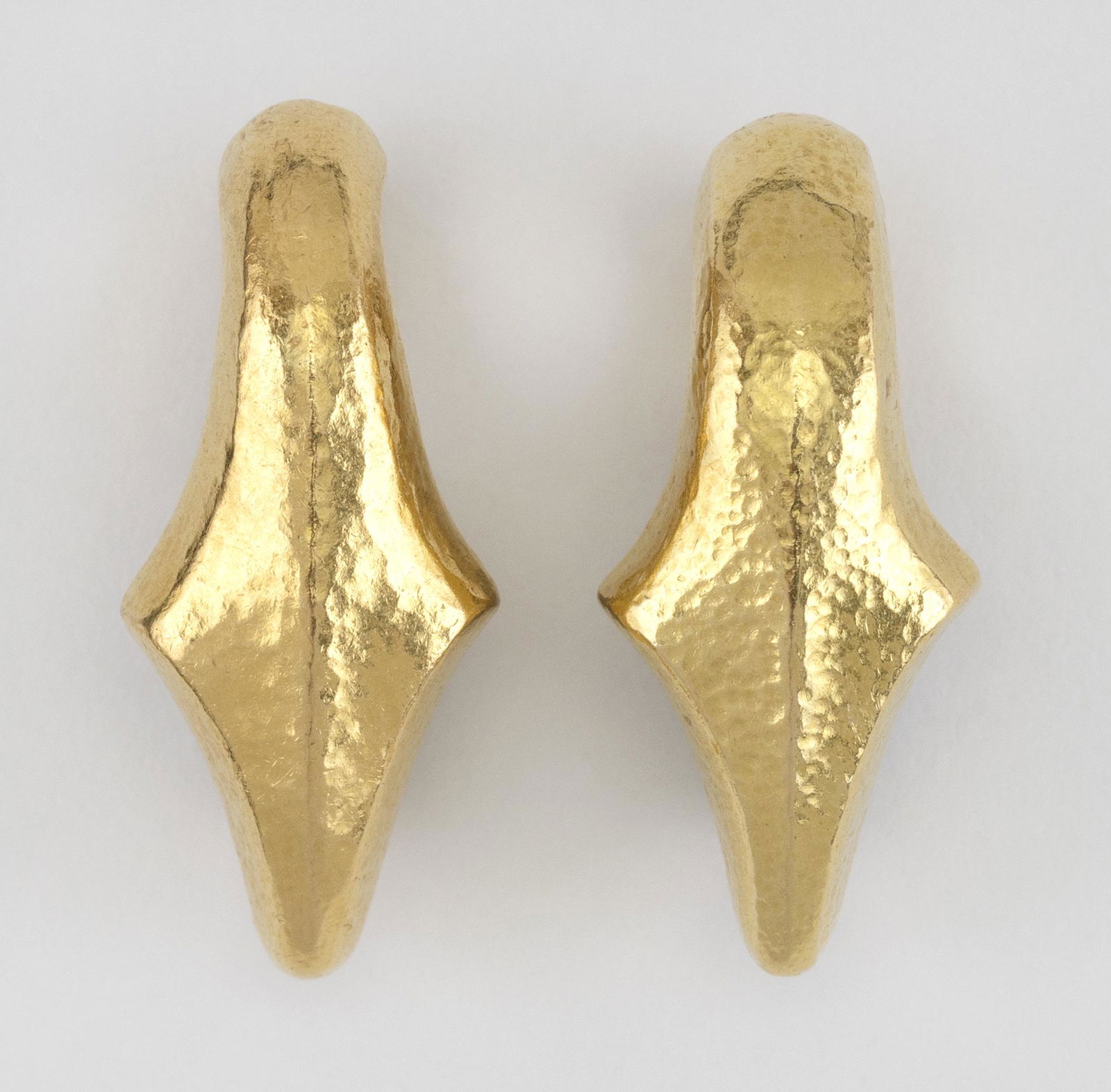NEAR-PAIR OF LALAOUNIS 22KT AND 18KT GOLD (1 of 2)