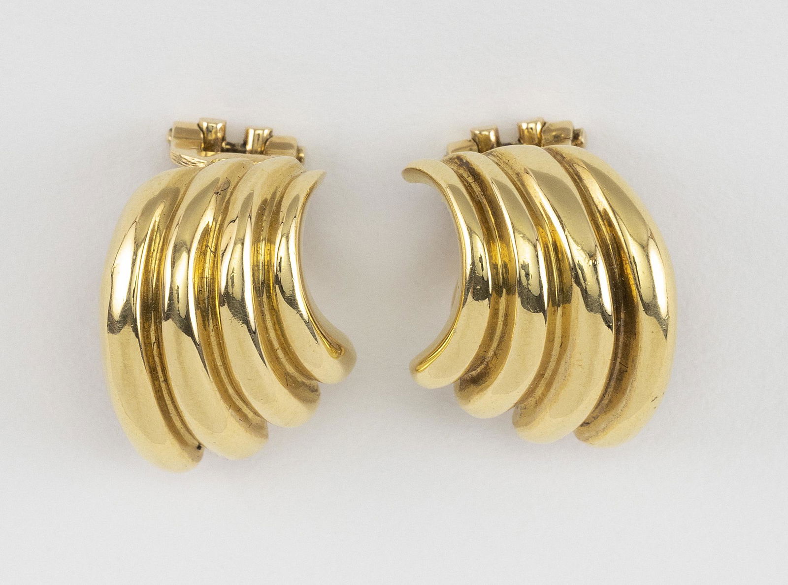PAIR OF TIFFANY & CO. 18KT GOLD EARCLIPS Omega backs. (1 of 2)