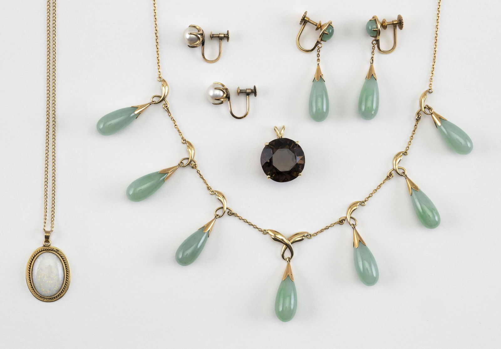 FIVE PIECES OF JEWELRY 1-2) 14kt gold and jade necklace (1 of 1)
