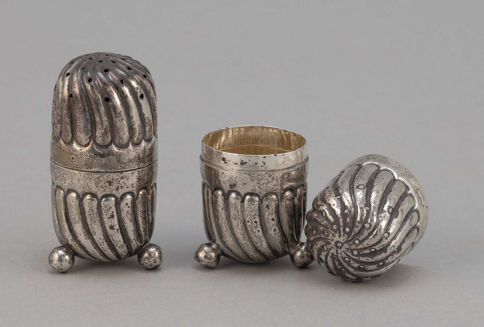 PAIR OF VICTORIAN STERLING SILVER SHAKERS Birmingham, (1 of 1)