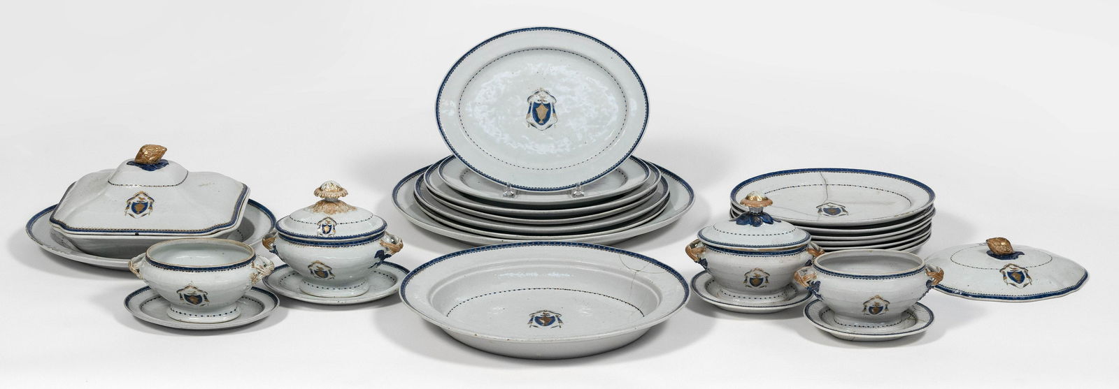 TWENTY-SIX CHINESE EXPORT PORCELAIN SERVING PIECES Late (1 of 4)