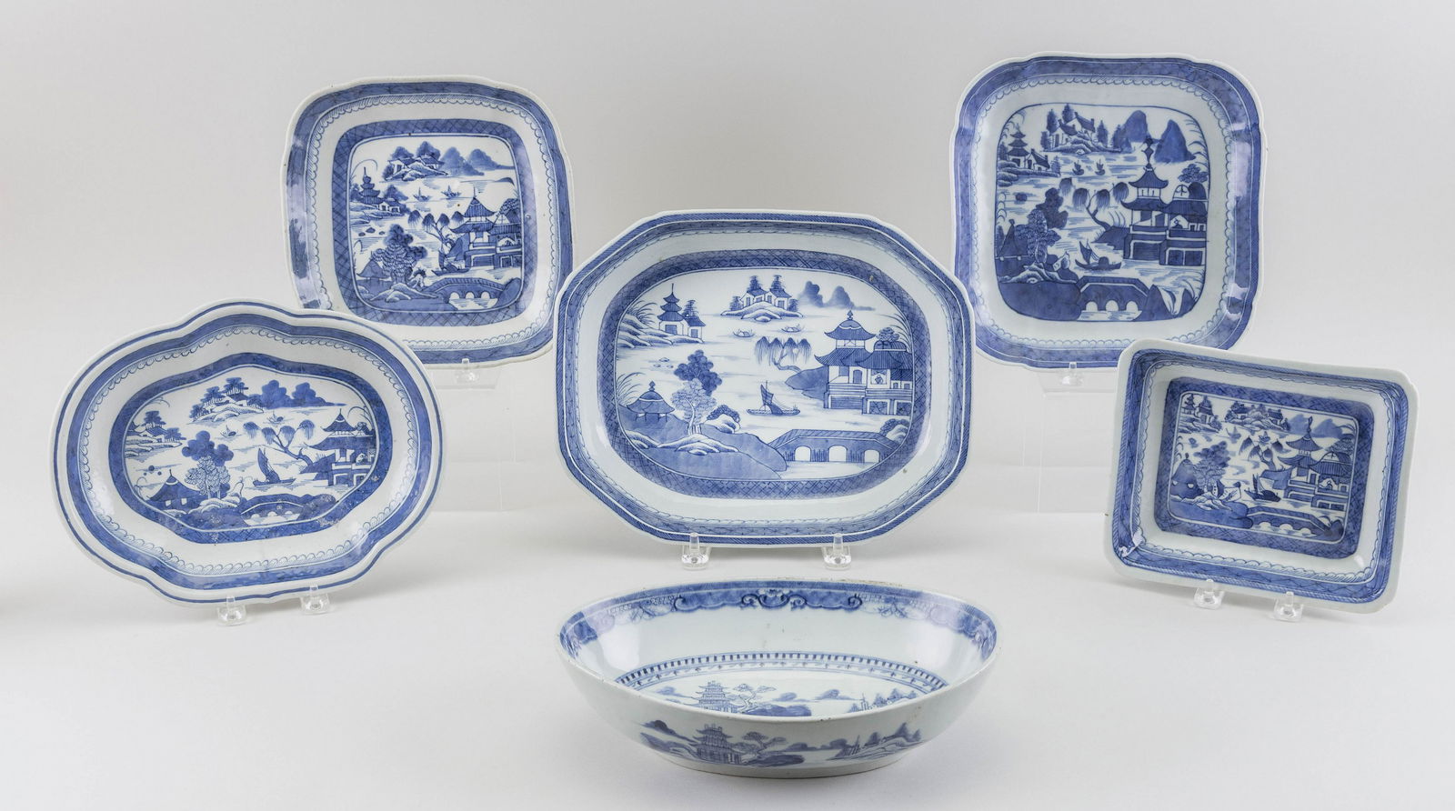 SIX CHINESE EXPORT BLUE AND WHITE PORCELAIN SERVING (1 of 2)