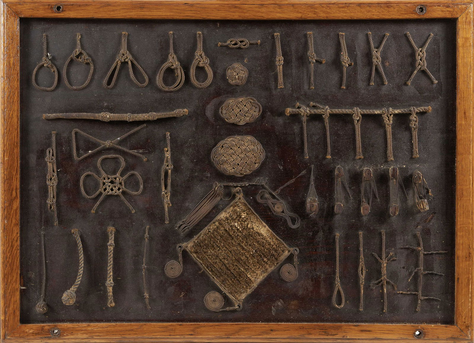 SAILOR'S KNOT BOARD: SAILOR'S KNOT BOARDLate 19th/Early 20th CenturyDisplay of many sailor's knots and block use.24" x 33.5".