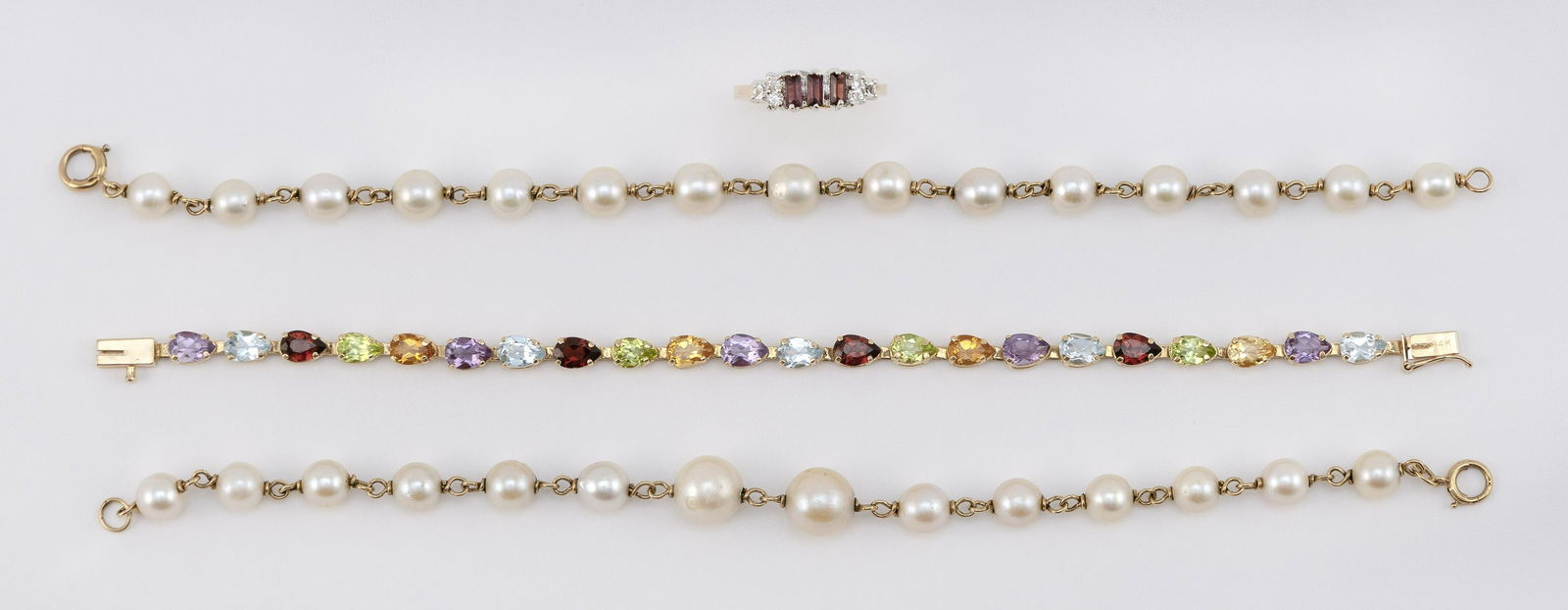 THREE PIECES OF GOLD JEWELRY (1 of 2)