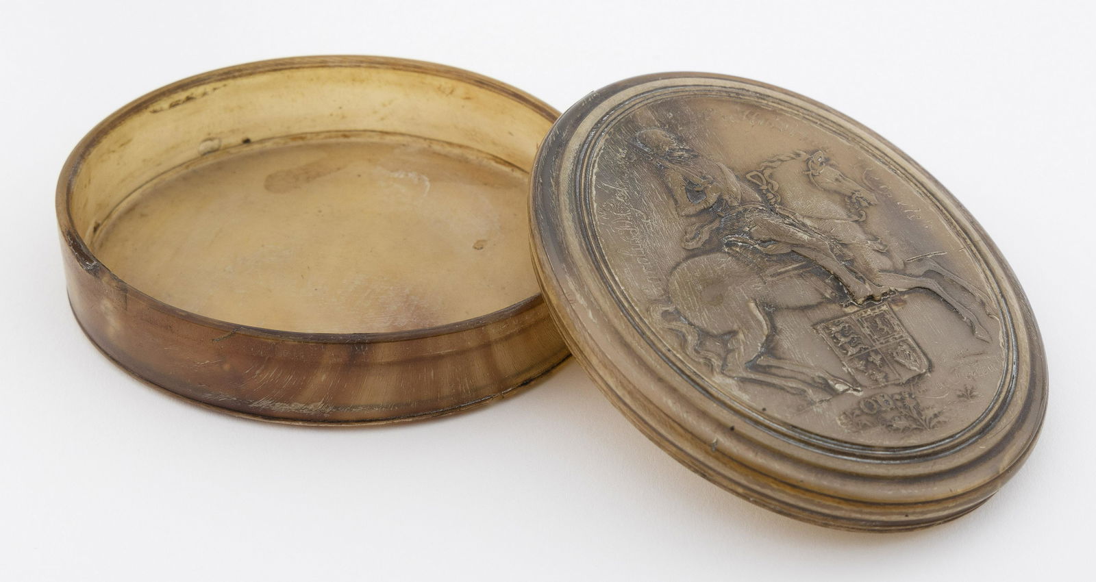 JOHN OBRISSET PRESSED HORN SNUFF BOX DEPICTING CHARLES (1 of 4)