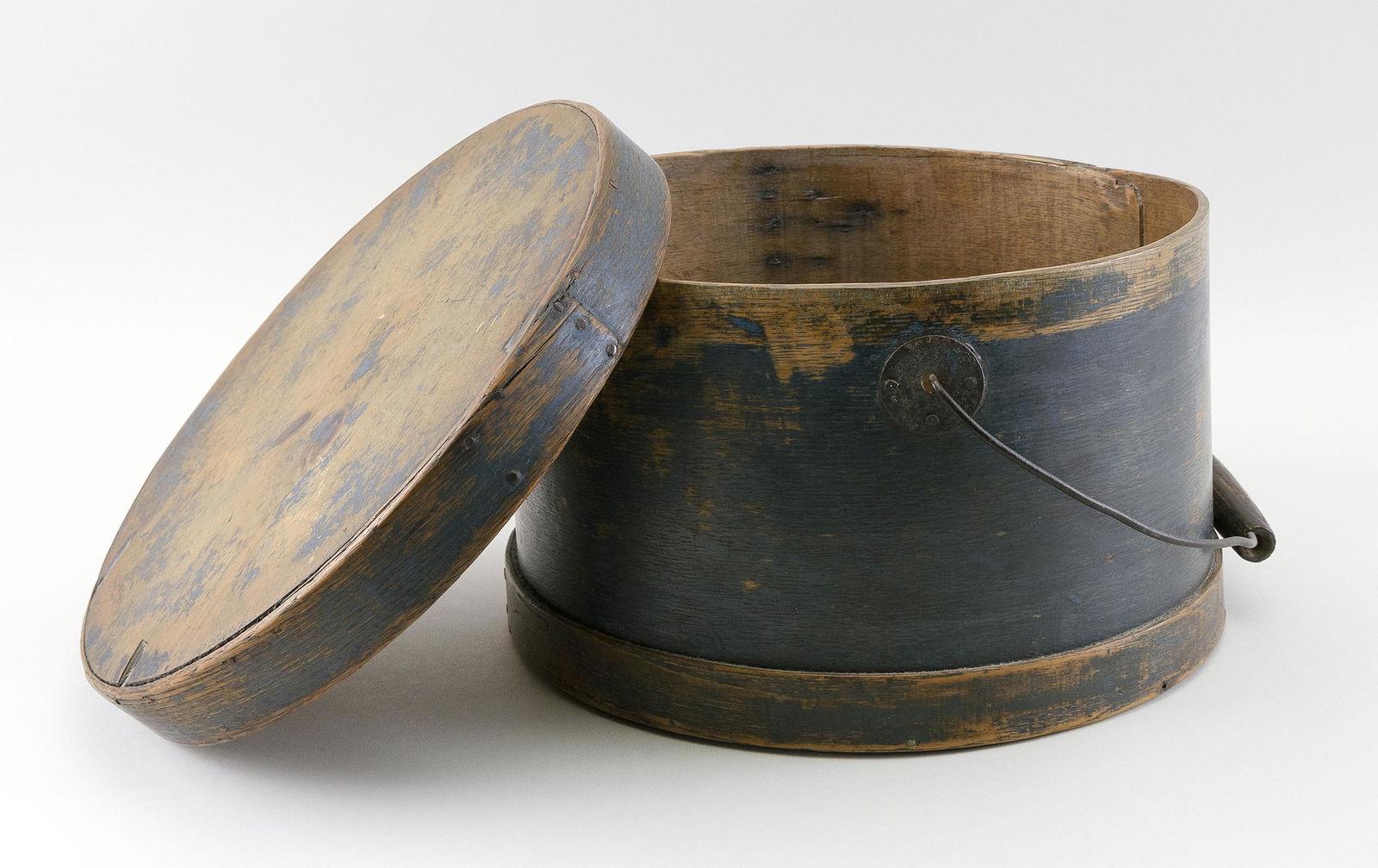 OVAL WOODEN PANTRY BOX WITH SWING HANDLE 19th Century (1 of 2)