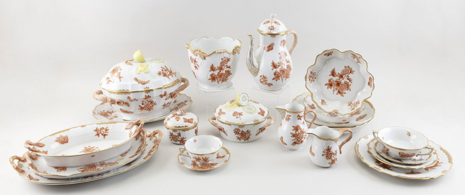 HEREND “RUST FORTUNA” PORCELAIN DINNER: HEREND â€œRUST FORTUNA” PORCELAIN DINNER SERVICE Hungary, 20th/21st Century Consists of: 8 10.25” plates 8 7.5” plates 8 6” plates 7 two-handled bowls and underplates 8 cup