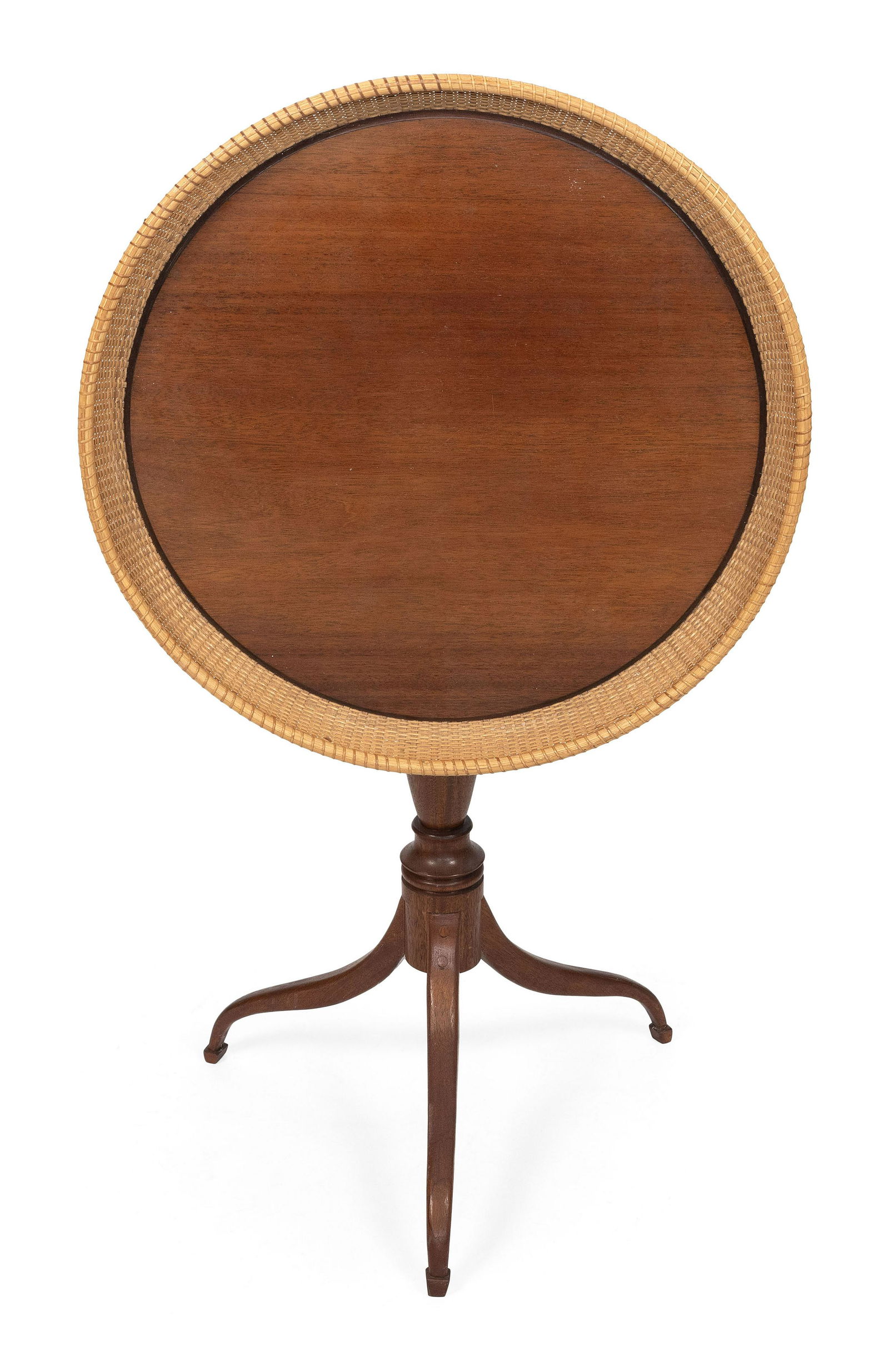 TILT-TOP TABLE WITH ROUND NANTUCKET BASKET TOP 20th Century Total height 30.25". Diameter 23.75". (1 of 2)