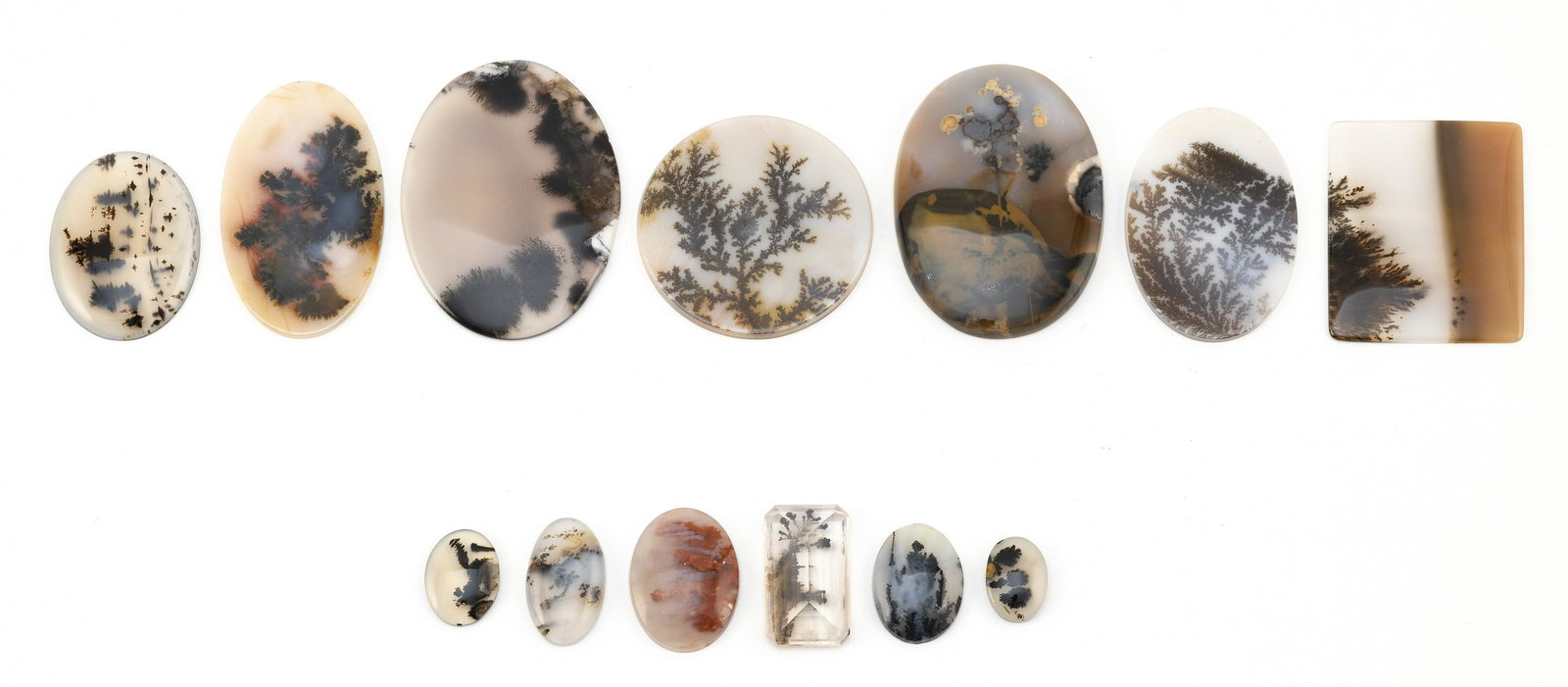 THIRTEEN ASSORTED LOOSE MOSS AGATES Lengths from 0.5” to 2.5”. (1 of 3)