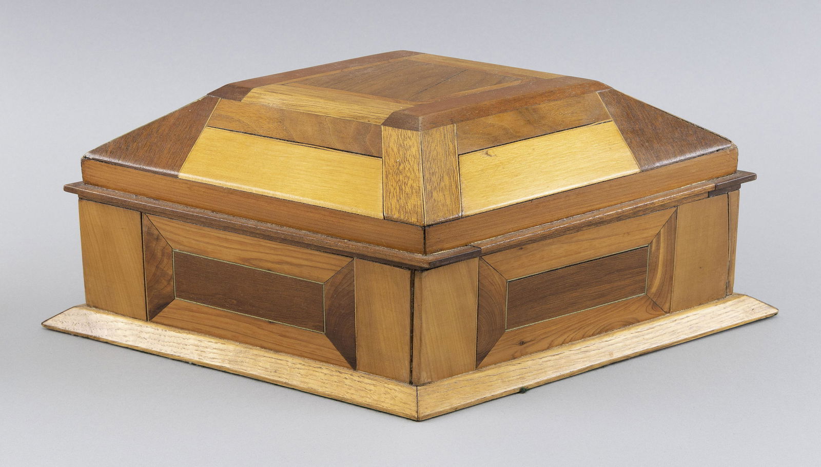 PARQUETRY INLAID JEWEL BOX 20th Century Height 6.5”. Width 18.5”. Depth 11.5”. (1 of 3)