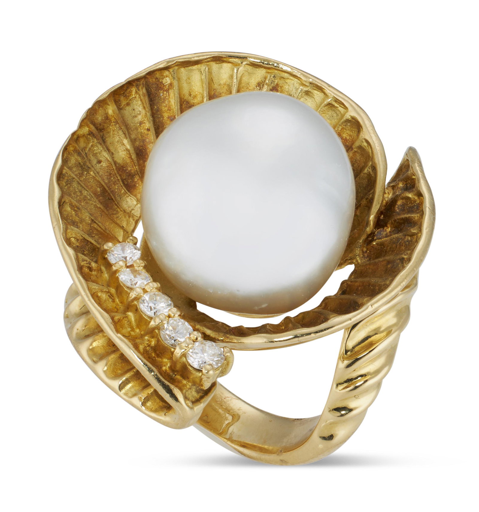 18KT YELLOW GOLD, DIAMOND AND SOUTH SEA PEARL RING Approx. 13.33 total dwt.: 18KT YELLOW GOLD, DIAMOND AND SOUTH SEA PEARL RING Approx. 13.33 total dwt. (No Reserve*) Fluted swirl design with central baroque pearl, approx. 14.0 x 16.0mm, and five brilliant-cut diamonds, approx