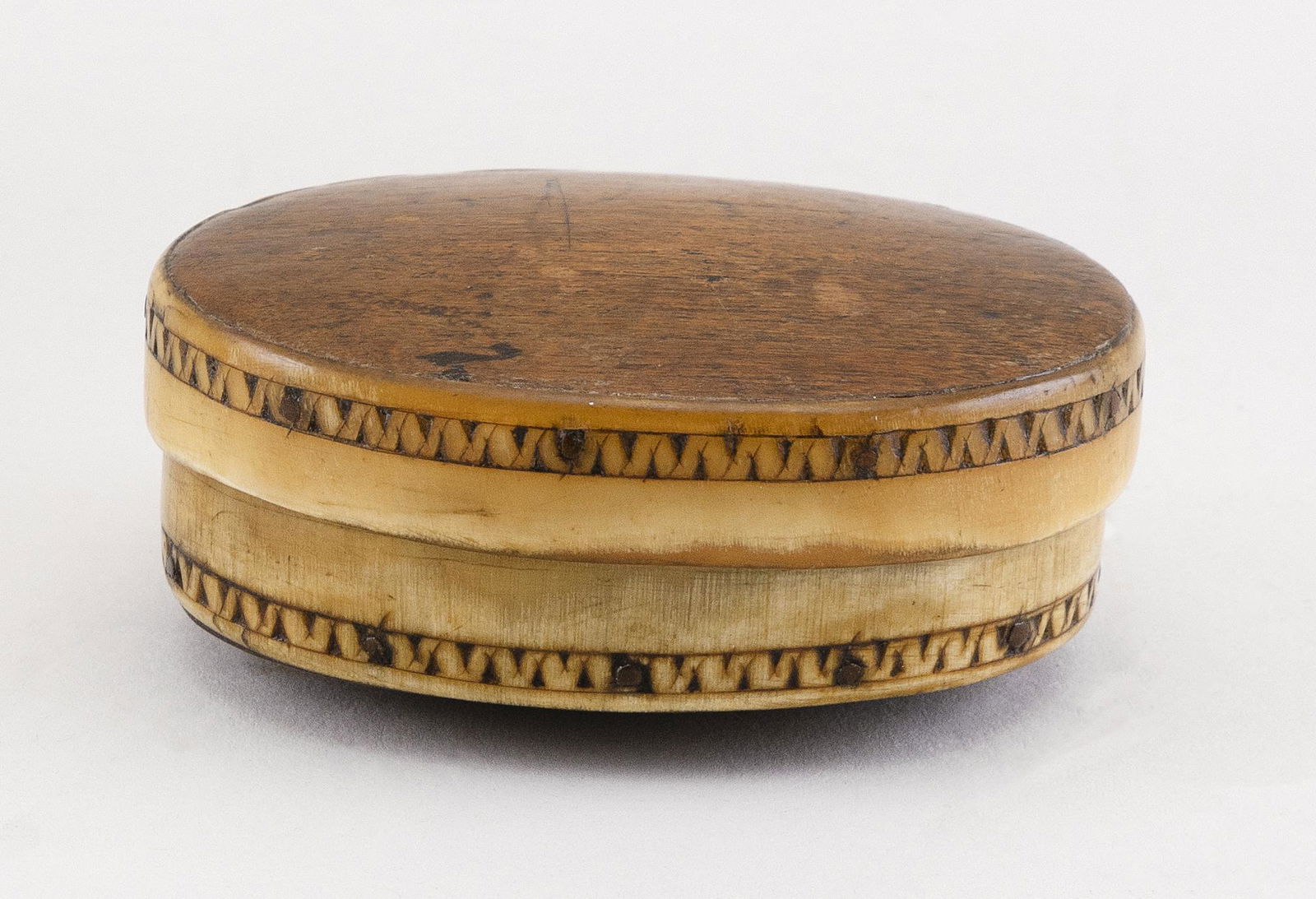 ENGLISH CEDAR AND HORN SNUFF BOX 18th/19th Century Length 2.75”. (1 of 3)