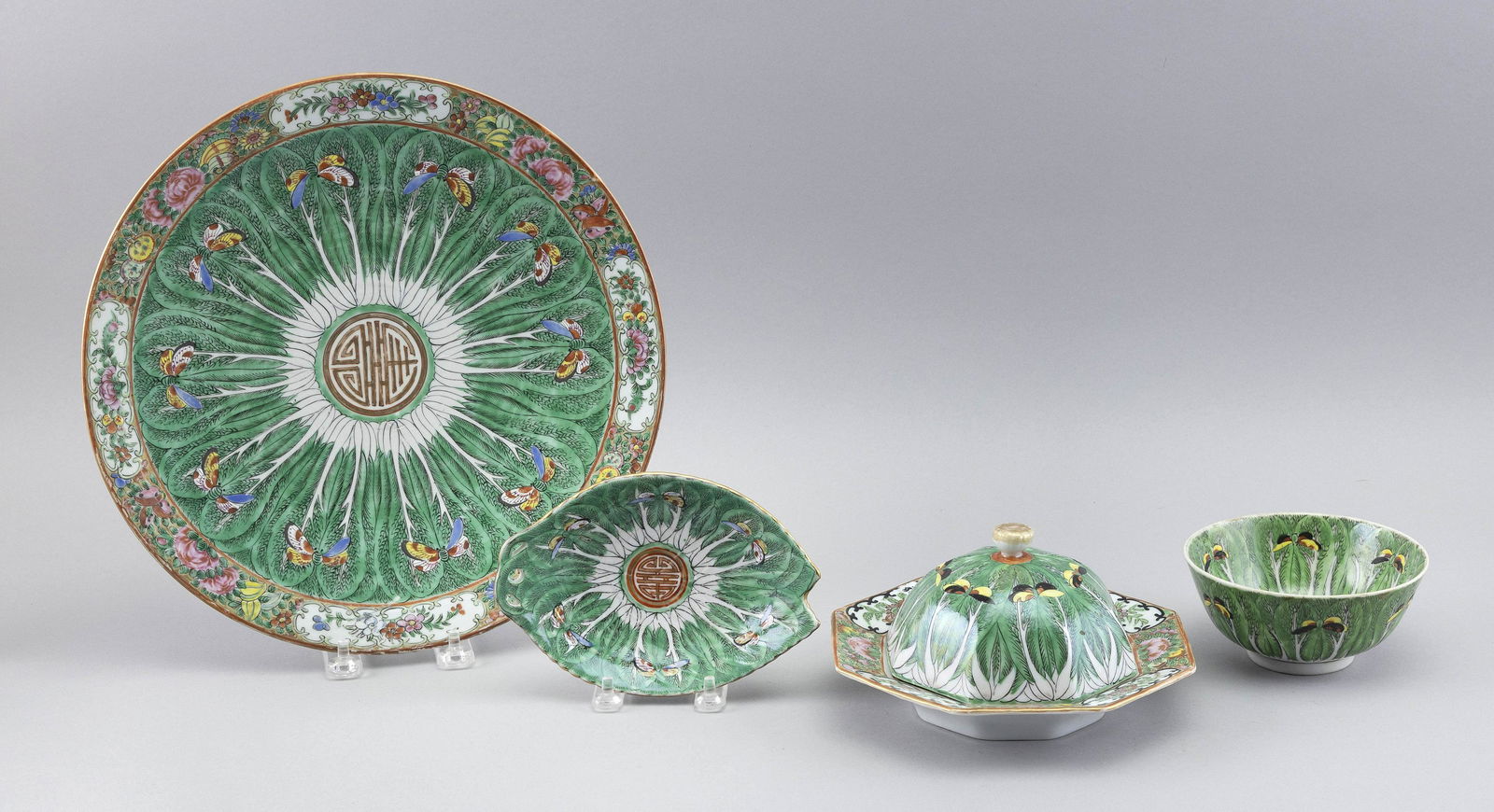 FOUR PIECES OF CHINESE EXPORT CABBAGE LEAF PORCELAIN Mid-19th Century (1 of 2)
