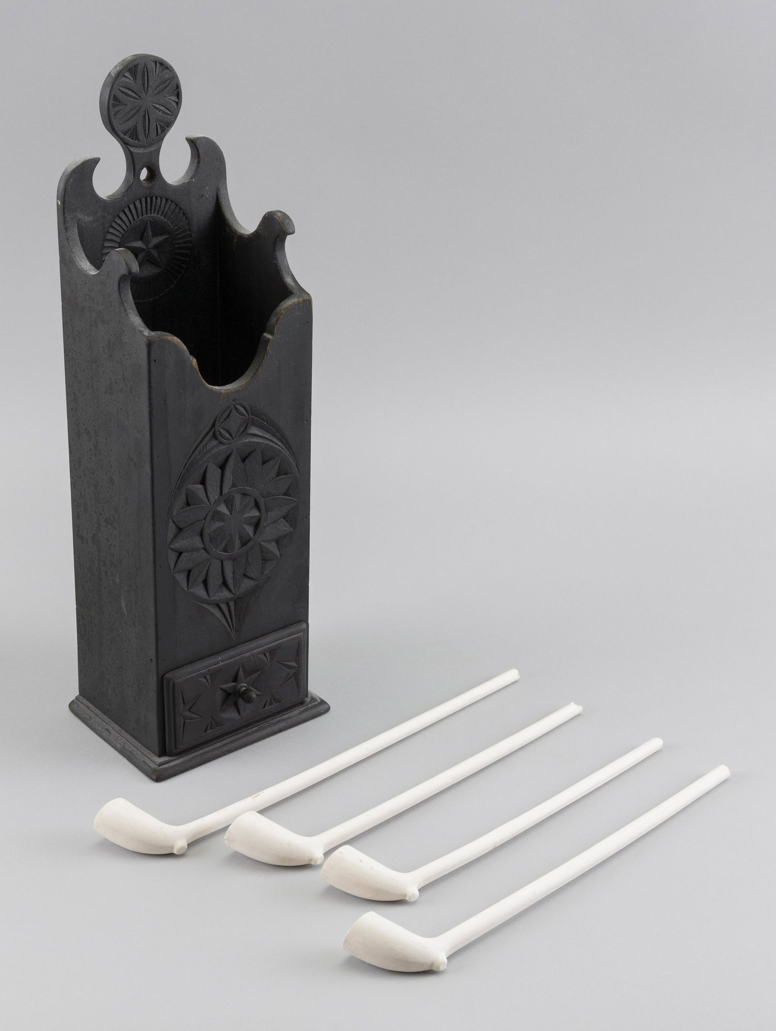 FINE PAINTED AND CARVED PIPE BOX 20th Century Height 16”. Width 5”. Depth 4”. (1 of 3)