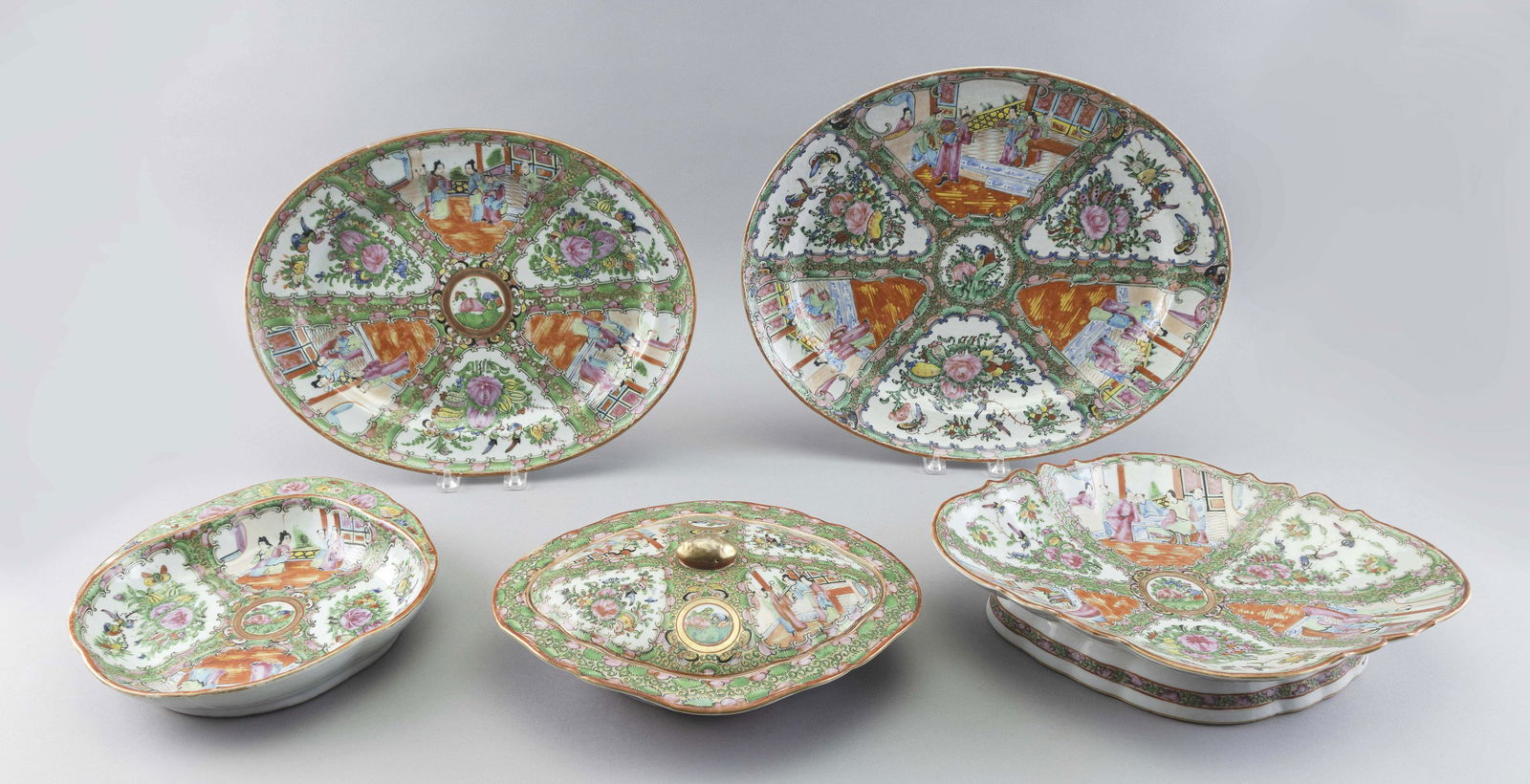 FIVE LATE PIECES OF CHINESE ROSE MEDALLION PORCELAIN 20th Century Lengths from 11” to 16” (1 of 1)