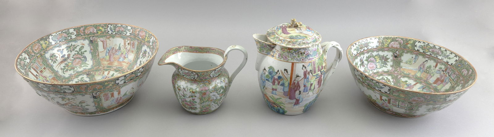 FOUR PIECES OF CHINESE EXPORT ROSE MEDALLION PORCELAIN Late 19th Century and 20th Century Bowl (1 of 2)