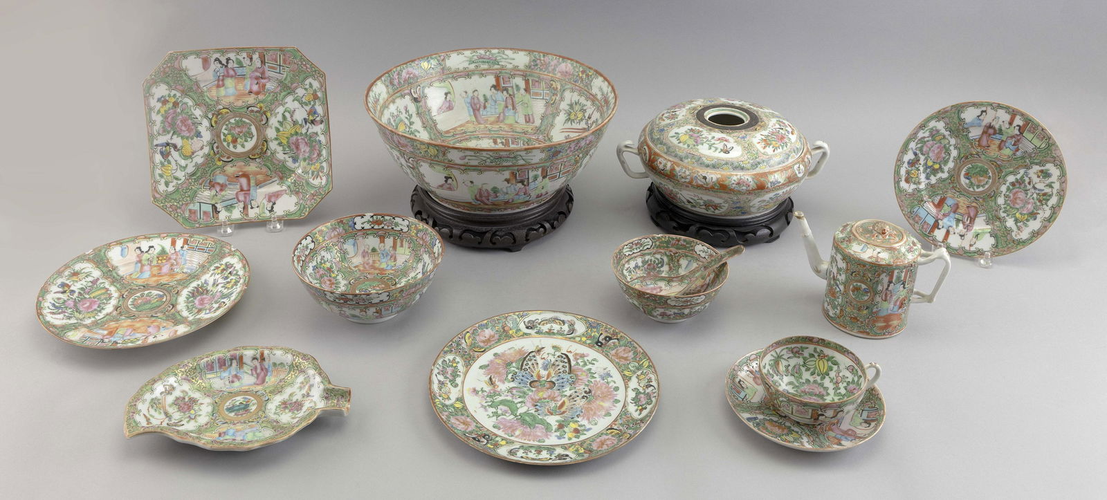 LARGE LOT OF CHINESE EXPORT PORCELAIN 19th Century (1 of 1)