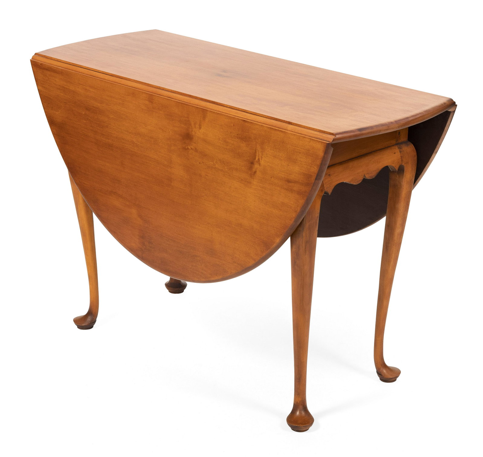 ELDRED WHEELER QUEEN ANNE-STYLE DROP-LEAF TABLE Massachusetts, 20th Century Height 29.75”.: ELDRED WHEELER QUEEN ANNE-STYLE DROP-LEAF TABLE Massachusetts, 20th Century In maple. Eldred Wheeler label on underside of top. Height 29.75”. Length 18” plus two 18” drop leaves. Wi