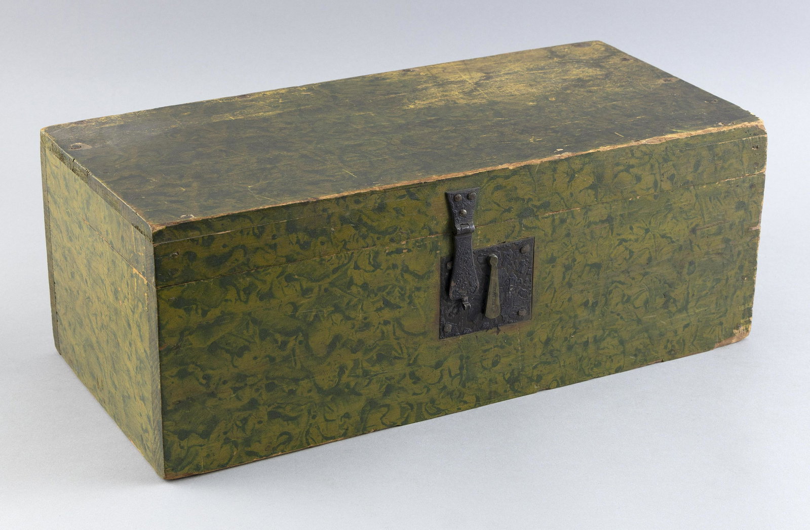 GREEN SPONGE-PAINTED PINE STORAGE BOX New England, 19th Century Height 6”. Width 16”.: GREEN SPONGE-PAINTED PINE STORAGE BOX New England, 19th Century Nailed construction. Hinged lid with original lock. Height 6”. Width 16”. Depth 7.5”.