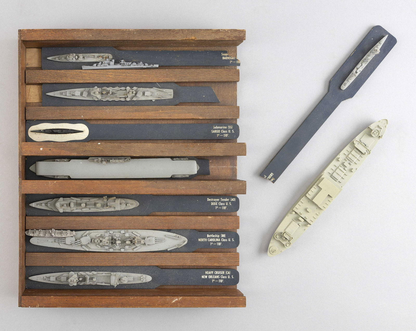 BOXED SET OF ELEVEN U.S. NAVY RECOGNITION MODELS Second Quarter of the 20th Century Box length (1 of 1)