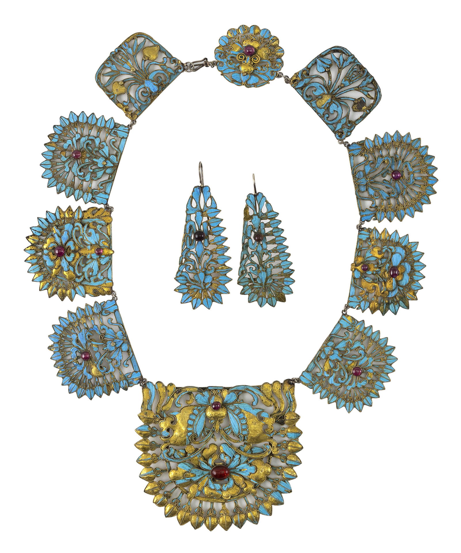 PAIR OF KINGFISHER TEARDROP PENDANT EARRINGS AND MATCHING CHOKER 19th Century Earring lengths 2".: PAIR OF KINGFISHER TEARDROP PENDANT EARRINGS AND MATCHING CHOKER 19th Century Lotus designs inset with pink stone cabochons and gilt metal wirework. Earring lengths 2". Choker length 8".