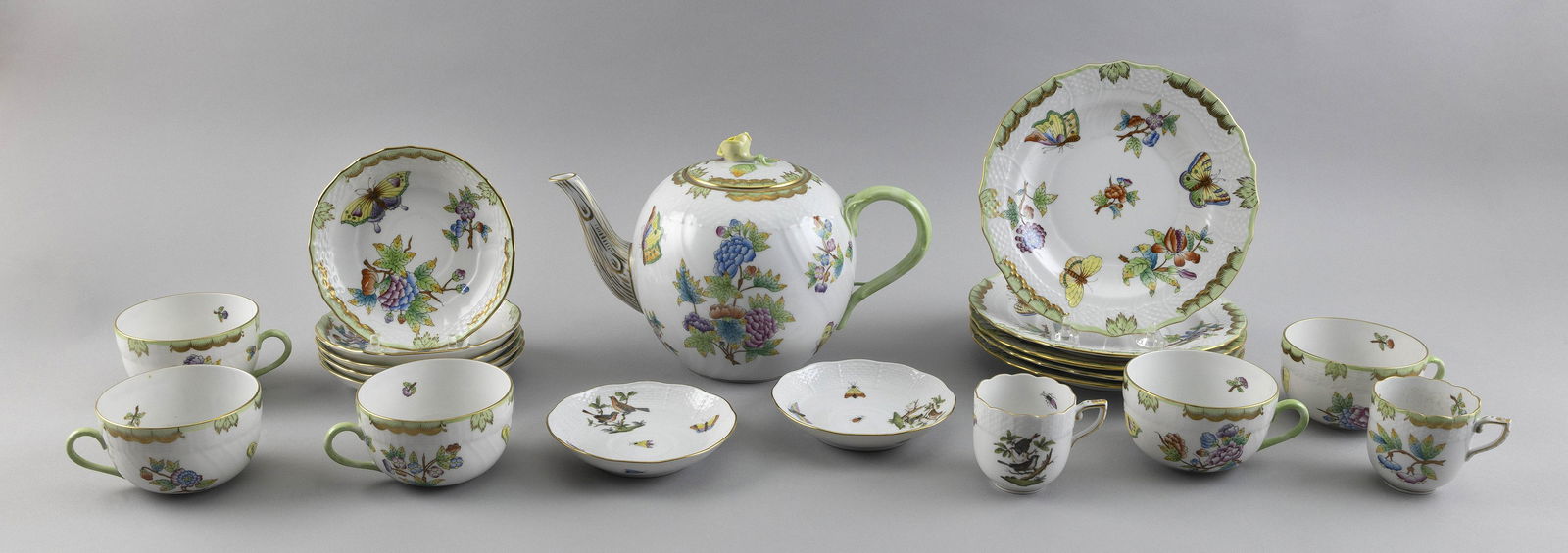 HEREND "QUEEN VICTORIA" PORCELAIN TEA SET 20th Century (1 of 1)