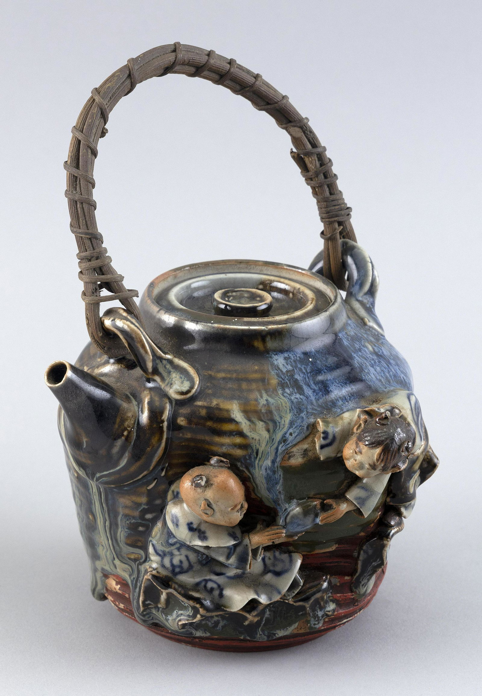 JAPANESE SUMIDA GAWA PORCELAIN TEAPOT Meiji Period Height 5". Length 5". (1 of 4)