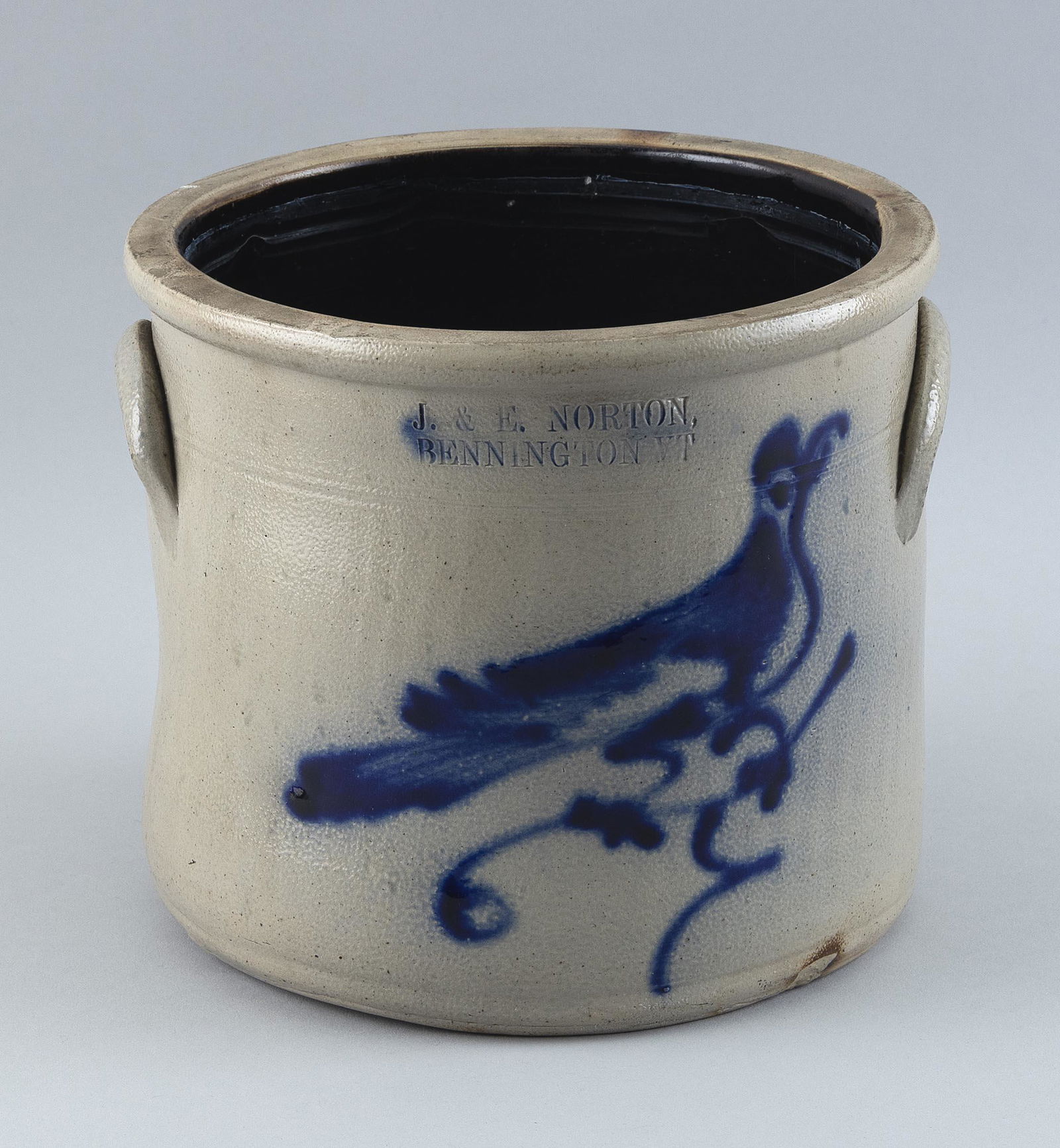 SMALL J. & E. NORTON STONEWARE CROCK Bennington, Vermont, 19th Century Height 7”. (1 of 4)