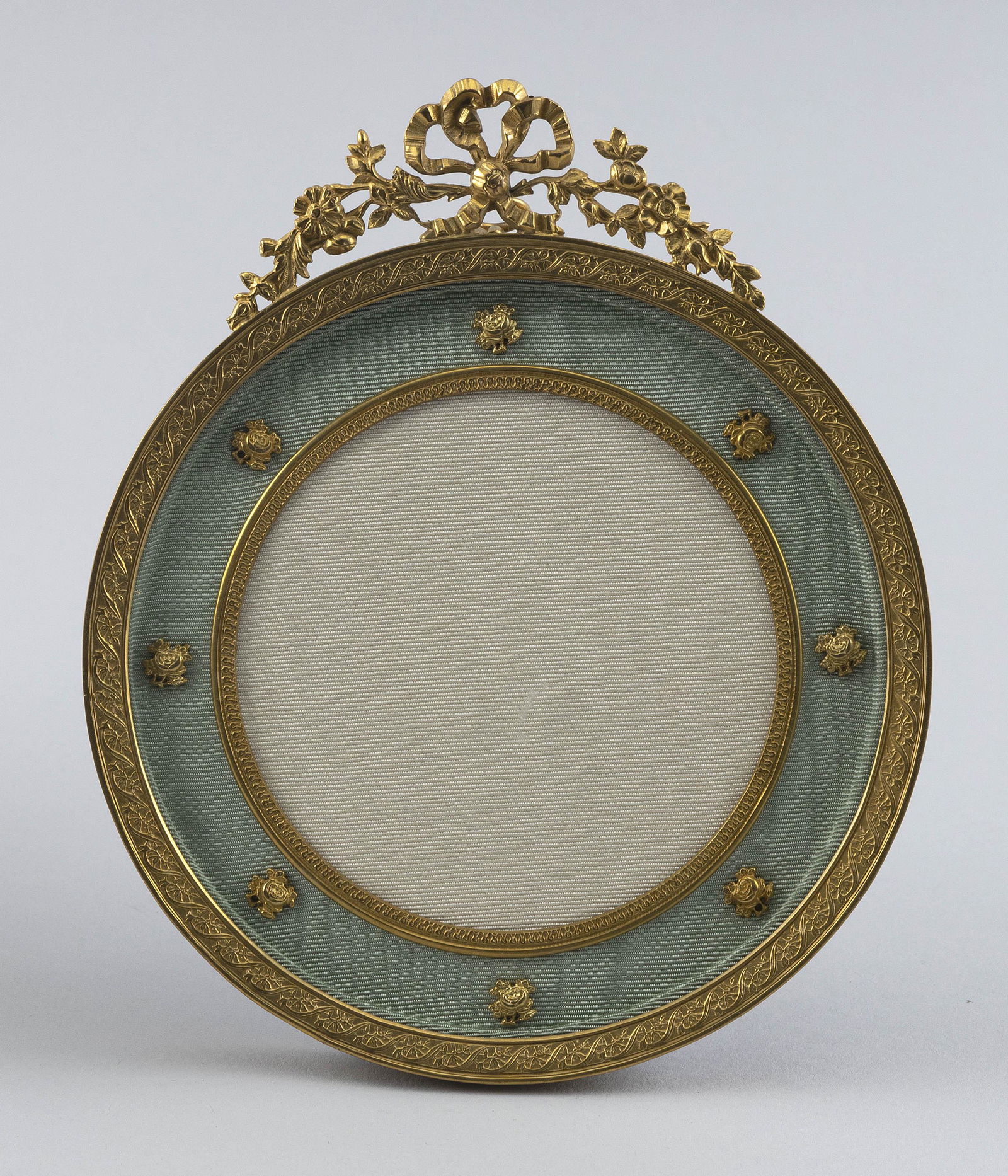 BRASS PICTURE FRAME Early 20th Century Height 7". Width 6". Aperture diameter 3.75". (1 of 2)