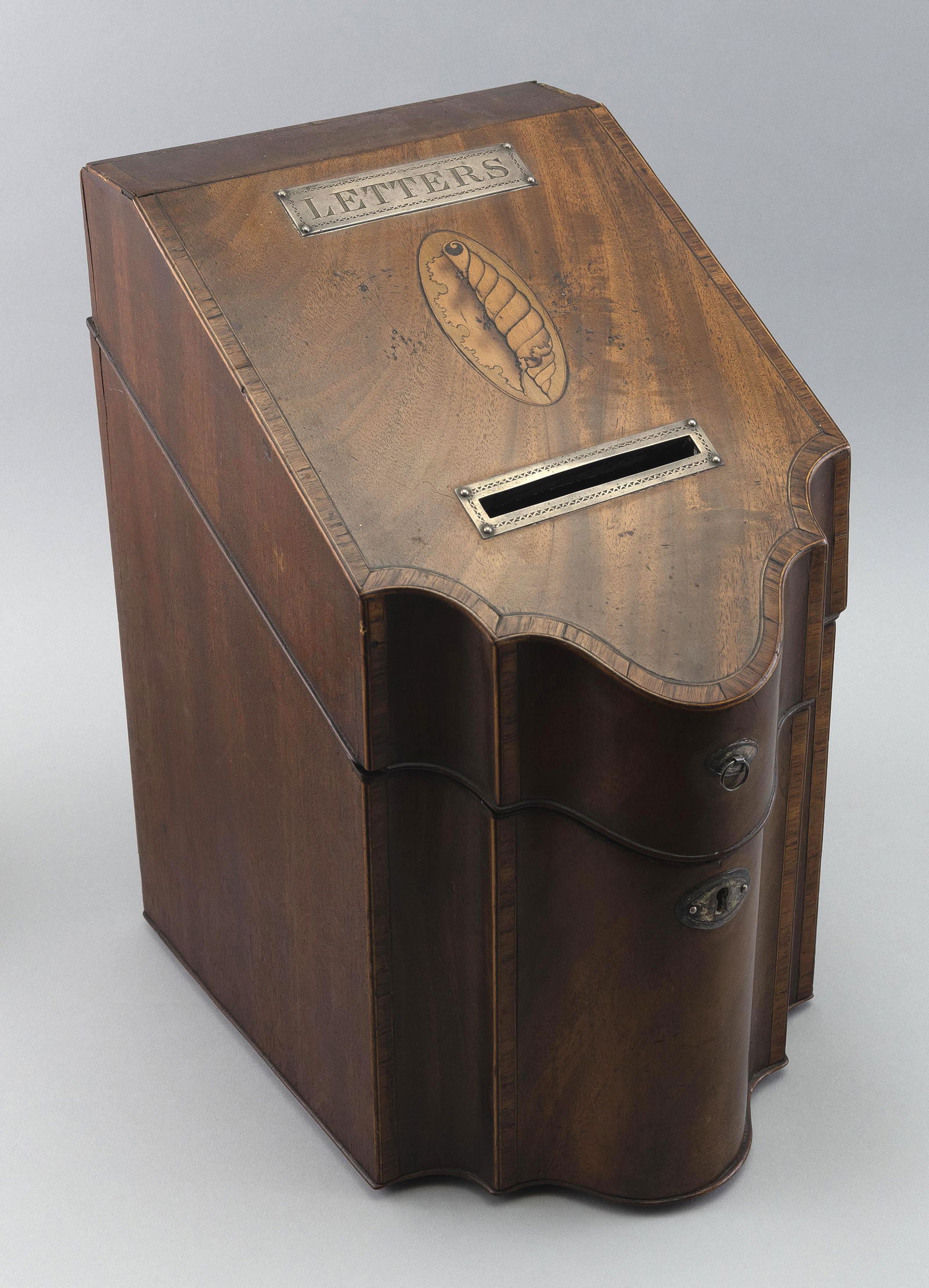 ENGLISH KNIFE BOX Late 18th/Early 19th Century Height 15”. Width 9”. Depth 13”. (1 of 4)