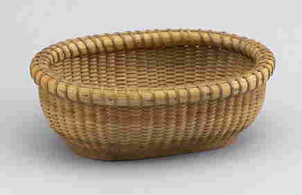 M. F. DIAS NANTUCKET BASKET Late 20th Century Length 6.5&#8221;. (1 of 3)