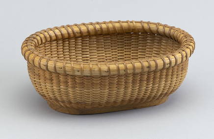 M. F. DIAS NANTUCKET BASKET Late 20th Century Length 6.5&#8221;. (1 of 3)