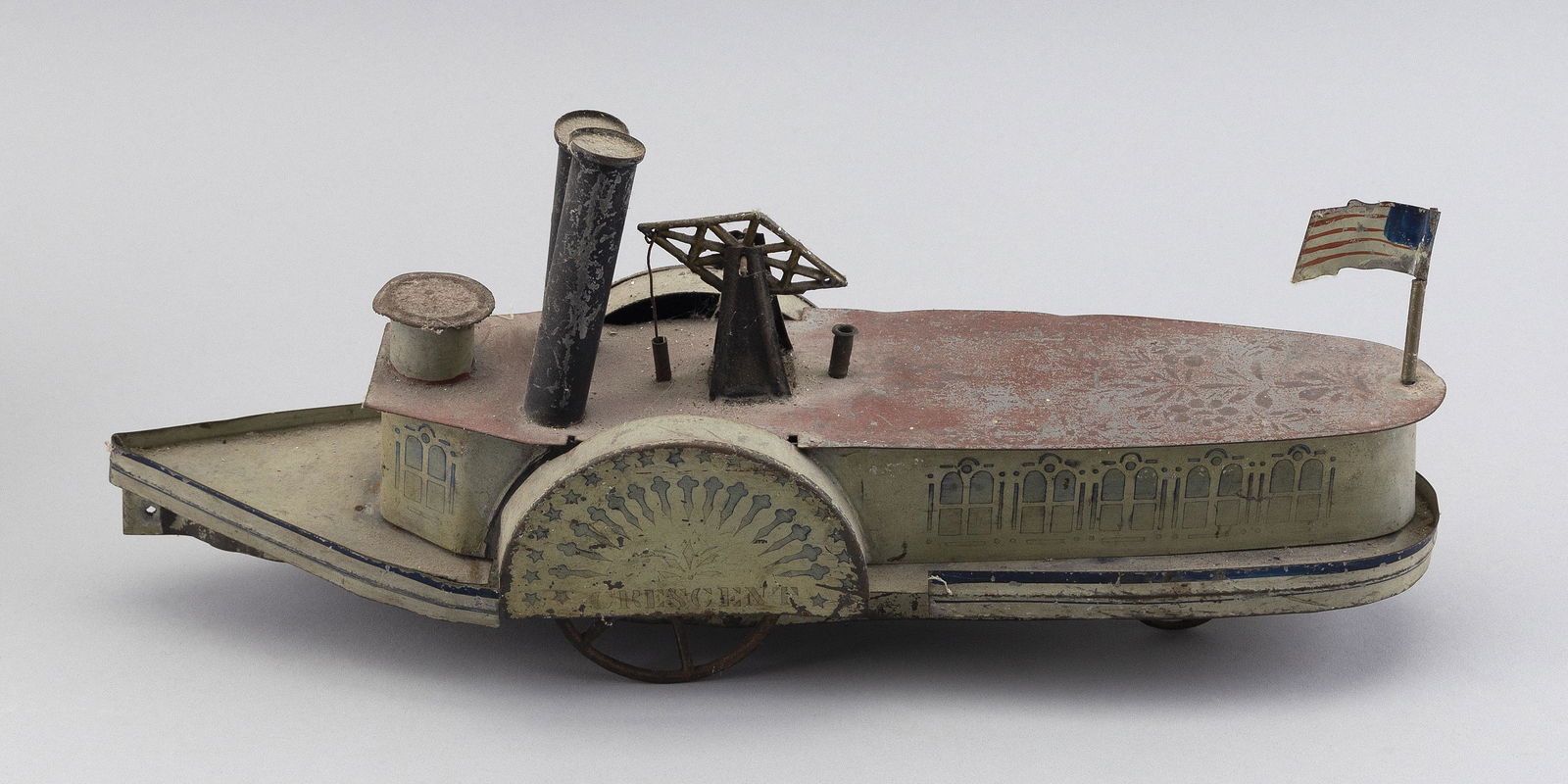 TIN TOY BOAT OF THE SIDEWHEELER "CRESCENT" America, 19th Century Length 13”. (1 of 3)
