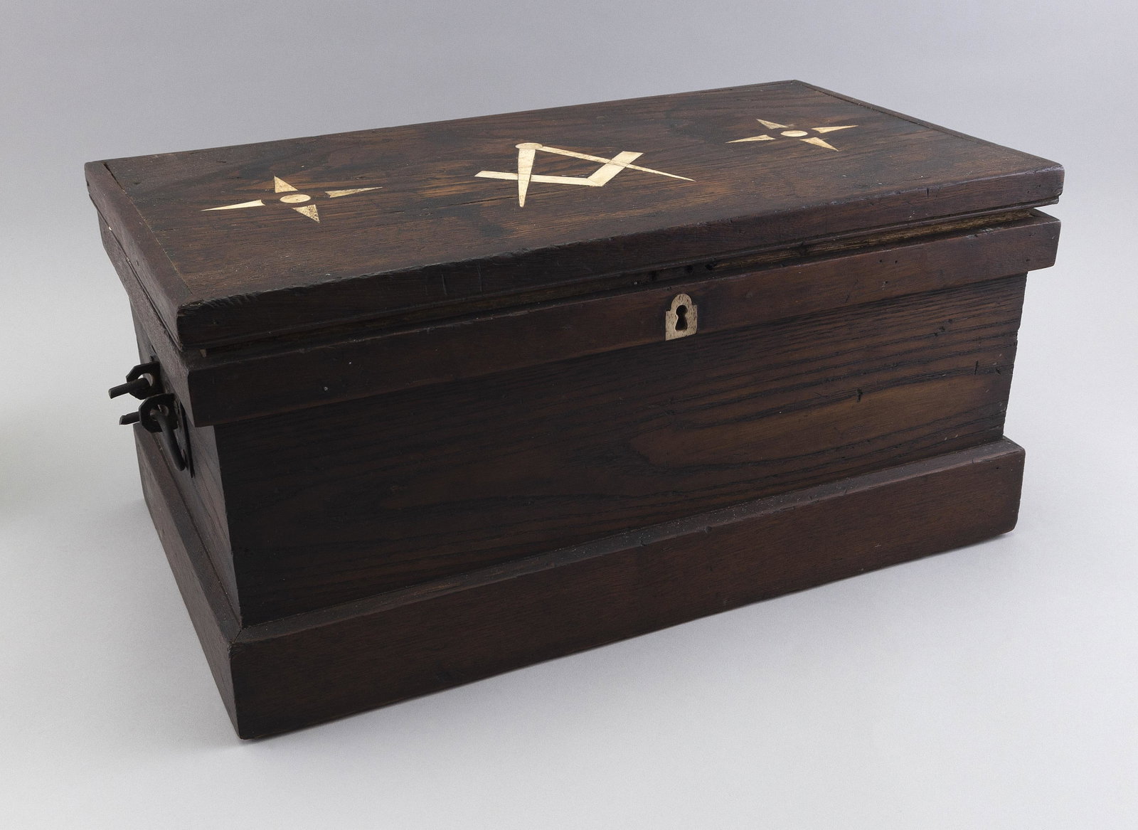 MASONIC WHALEBONE-INLAID OAK BOX 19th Century Height 9”. Width 19”. Depth 11”.: MASONIC WHALEBONE-INLAID OAK BOX 19th Century Top inlaid with a square and compass flanked by pinwheels. Height 9”. Width 19”. Depth 11”.
