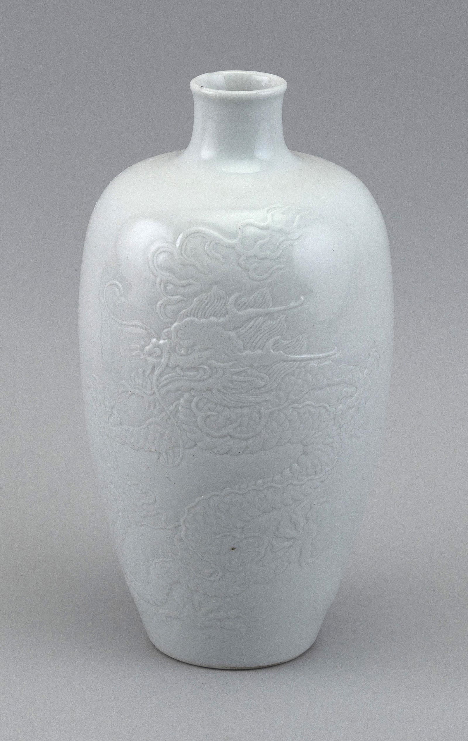 CHINESE BLANC DE CHINE PORCELAIN VASE Late 19th/Early 20th Century Height 8.25î. (1 of 3)