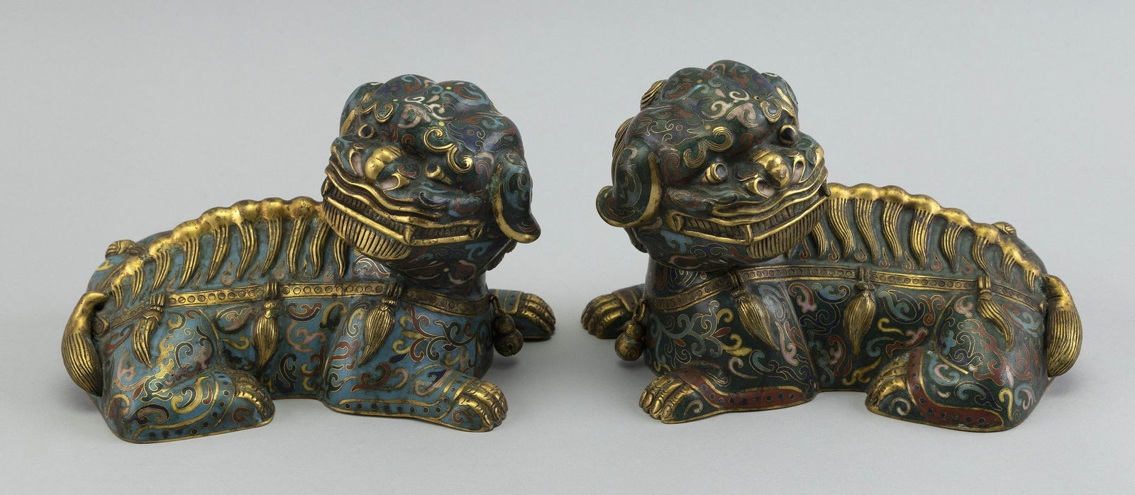 PAIR OF CHINESE CLOISONN… ENAMEL RECLINING FU DOG-FORM BOXES Late 19th/Early 20th Century (1 of 6)