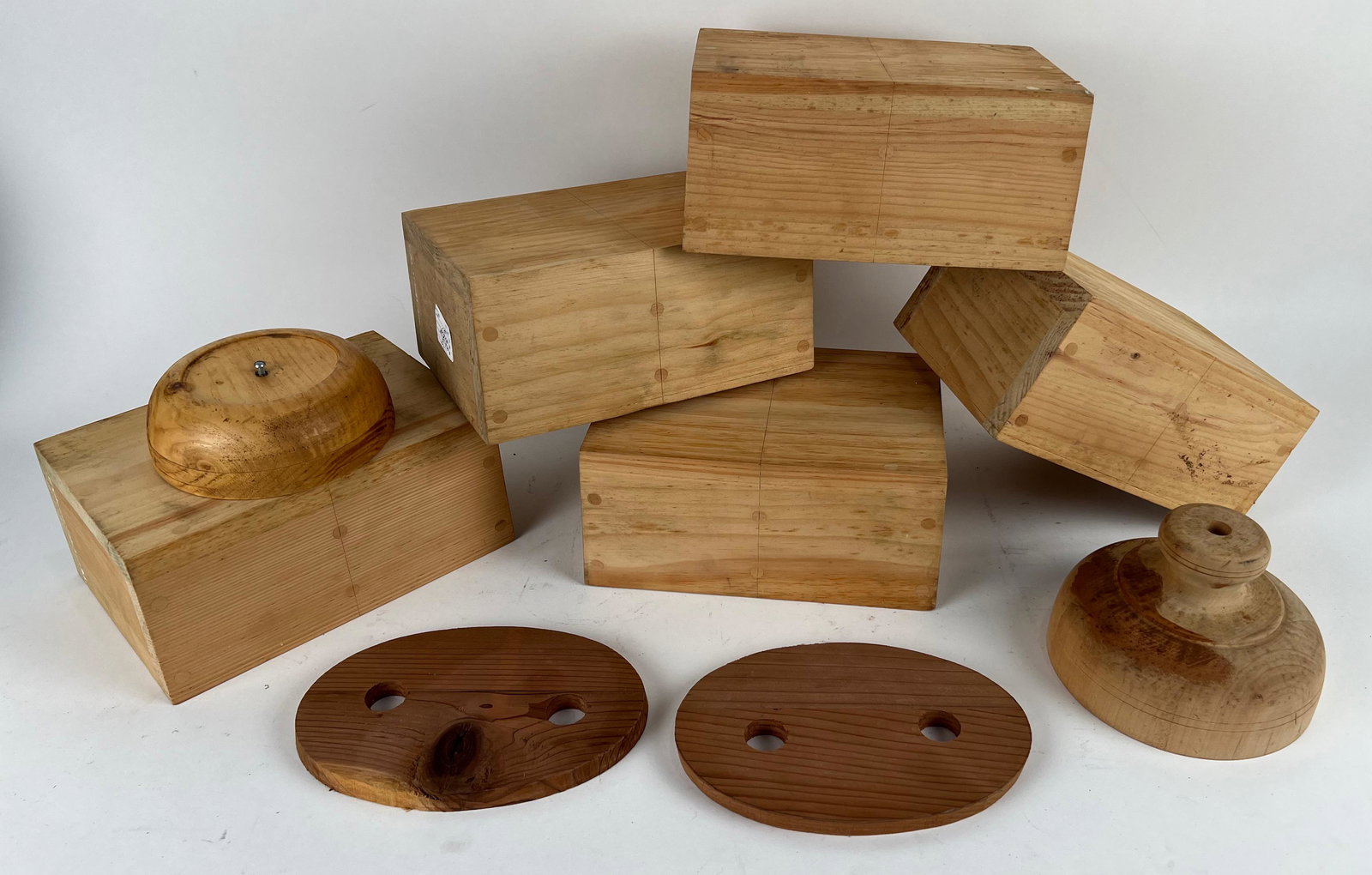 LARGE LOT OF WOODEN SHAKER BASKET MOLDS 20th Century (1 of 2)