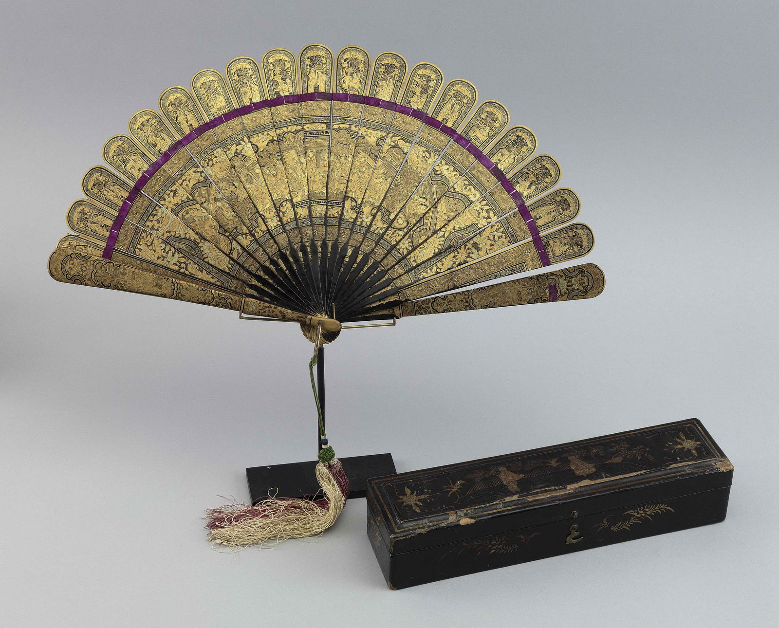 CHINESE EXPORT LACQUER FAN AND BOX 19th Century Box height 2î. Length 9.5î. Width 2.5î (1 of 3)
