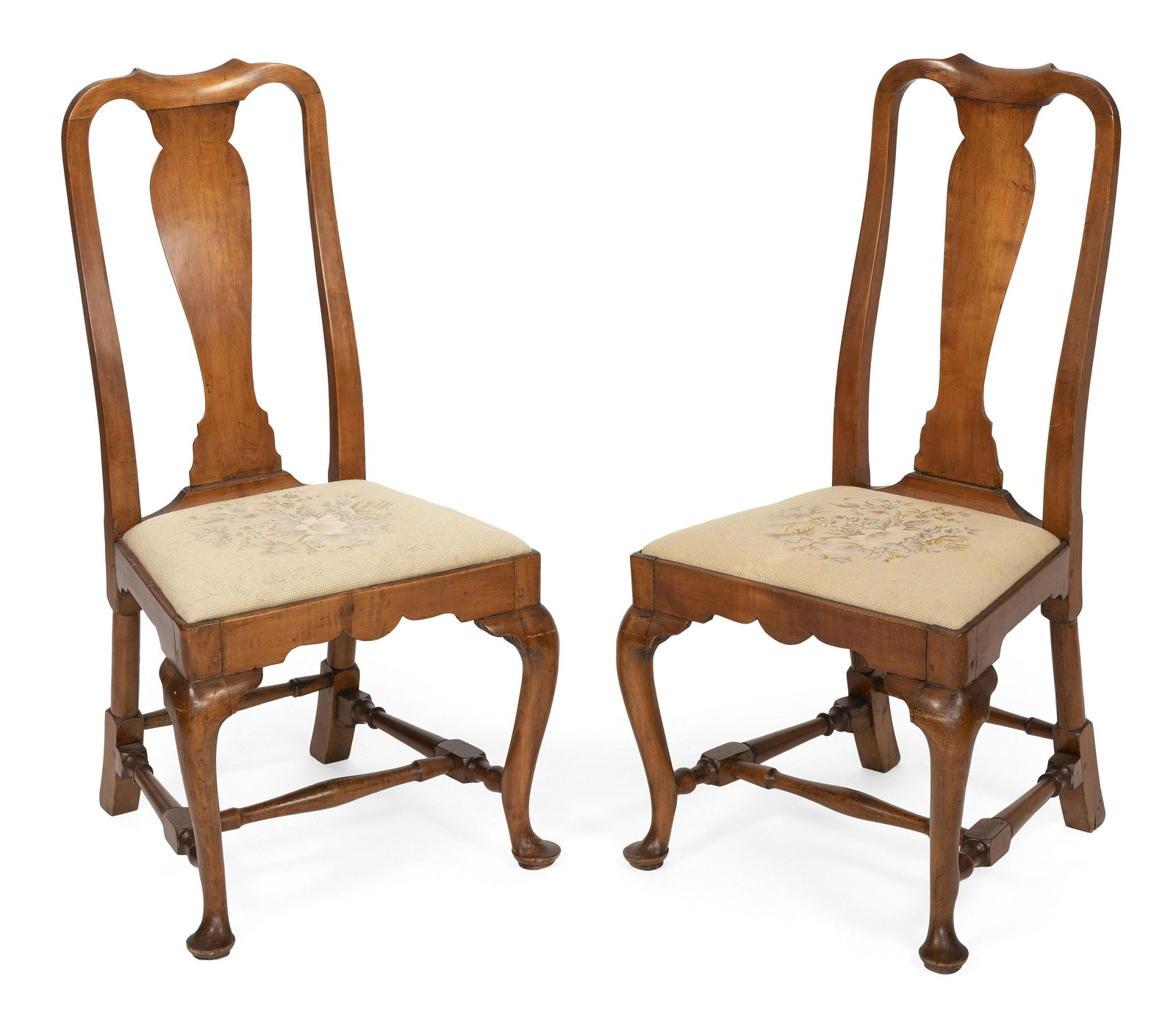 PAIR OF QUEEN ANNE SIDE CHAIRS Connecticut, Mid-18th Century Back heights 41.5î. Seat heights (1 of 2)
