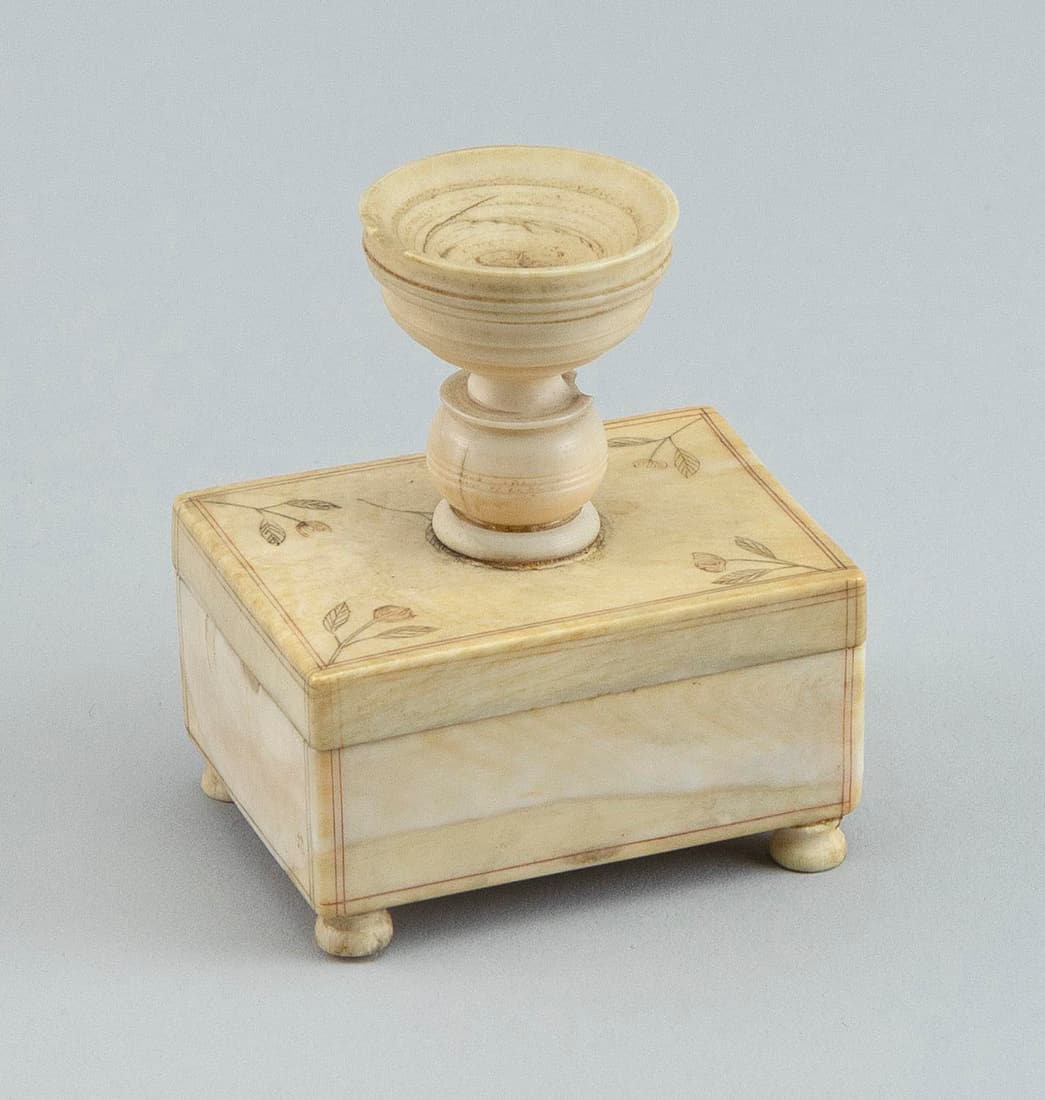 SCRIMSHAW WHALE IVORY INK BOX 19th Century Height 2.75î. Length 2.5î. Width 1.75î.: SCRIMSHAW WHALE IVORY INK BOX 19th Century Box surmounted by a turned cup. Box top engraved with four flowers and a double line border. Turned feet. Height 2.75î. Length 2.5î. Width 1.75