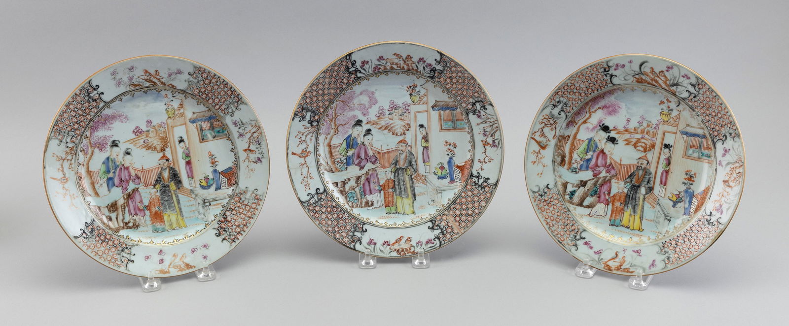 SET OF THREE CHINESE EXPORT MANDARIN PORCELAIN PLATES Diameters 9î. (1 of 2)